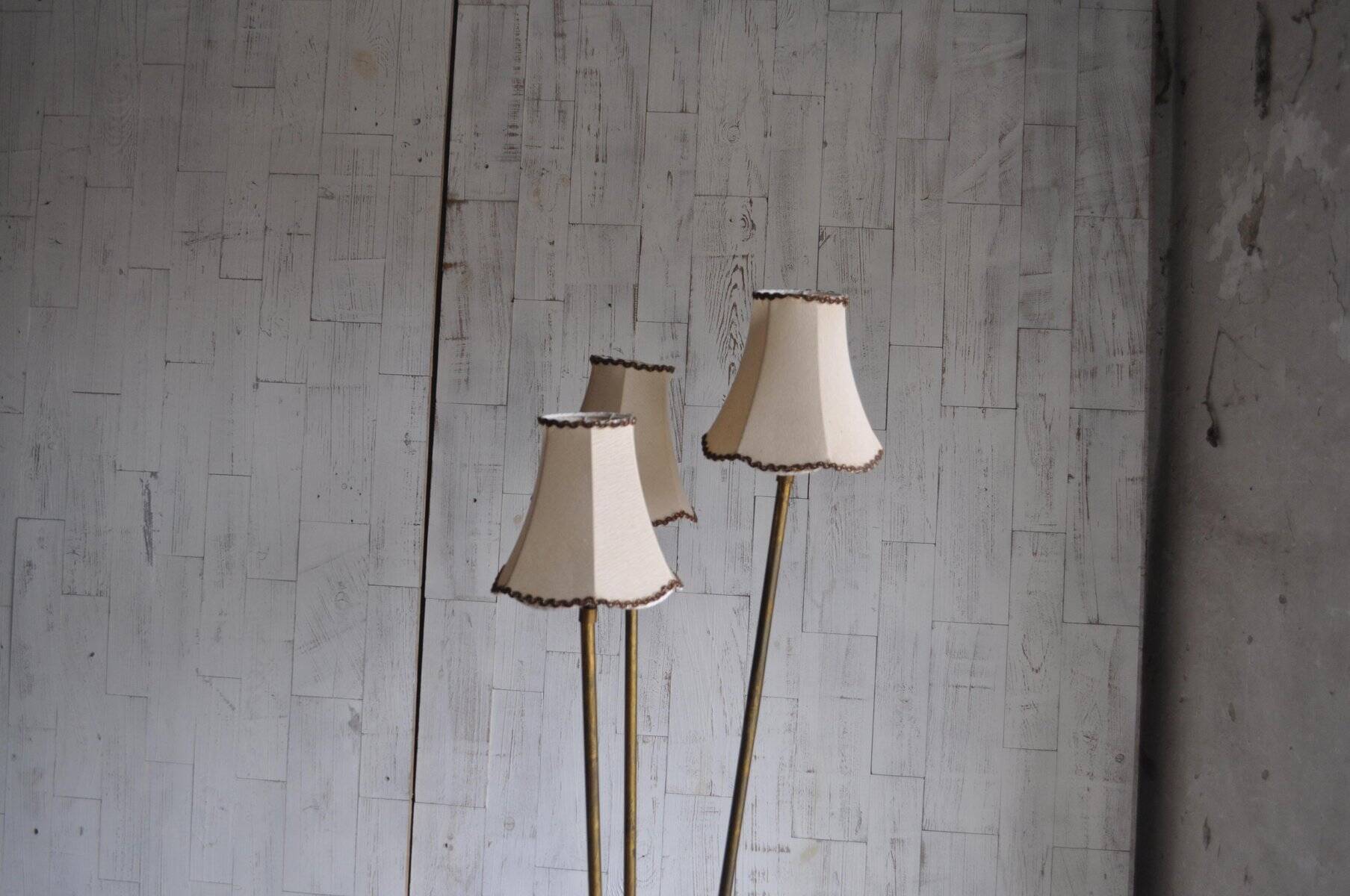 Lampadaire Art Déco 1940s en laiton et base bois, 3 branches, abat-jours beige