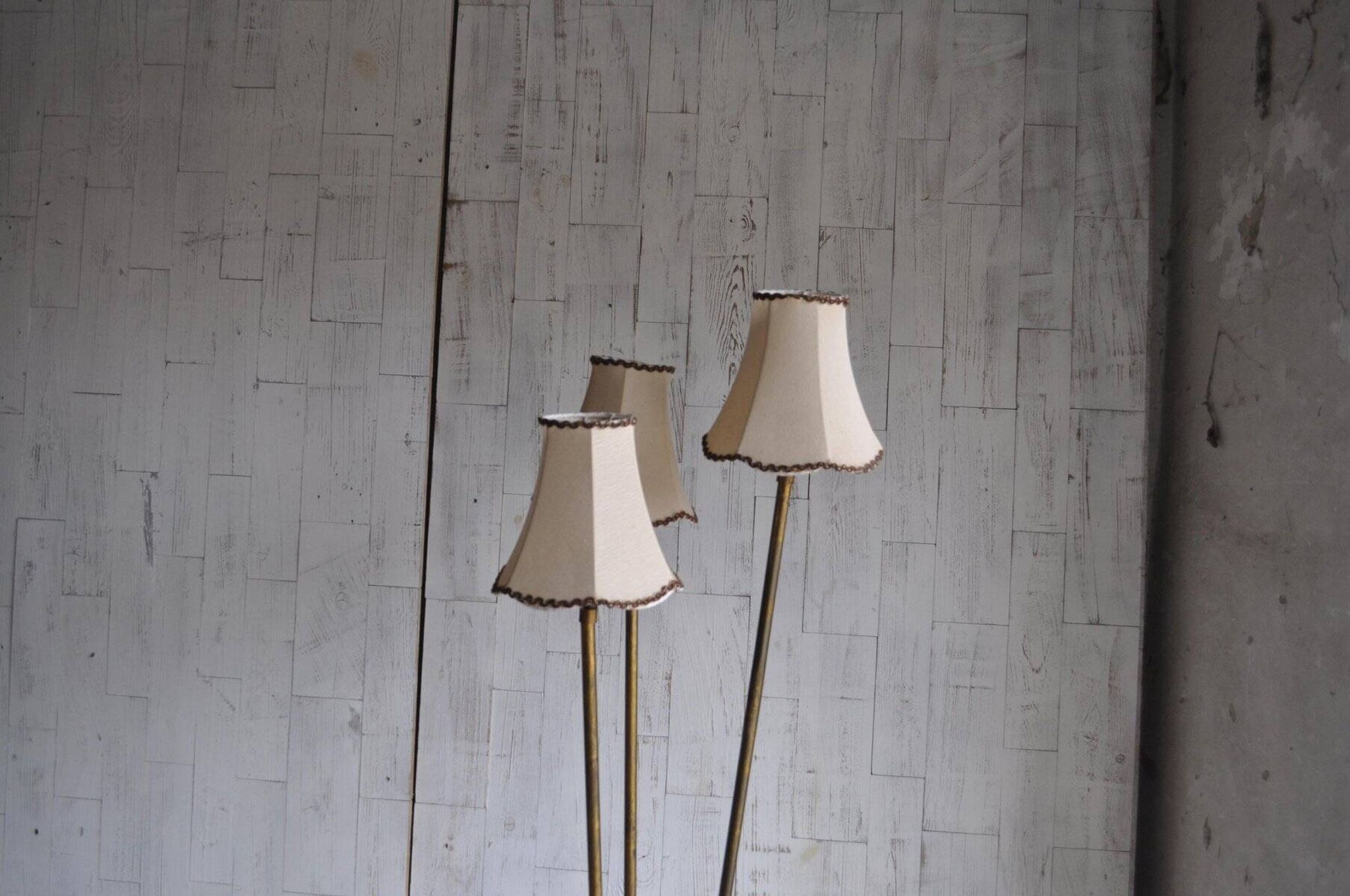 Art Deco floor lamp from the 1940s in brass with a wooden base, 3 branches, beige lampshades.