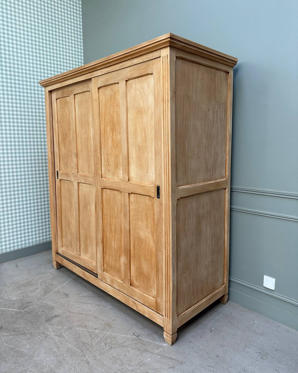 Large sliding door wardrobe (renovated)