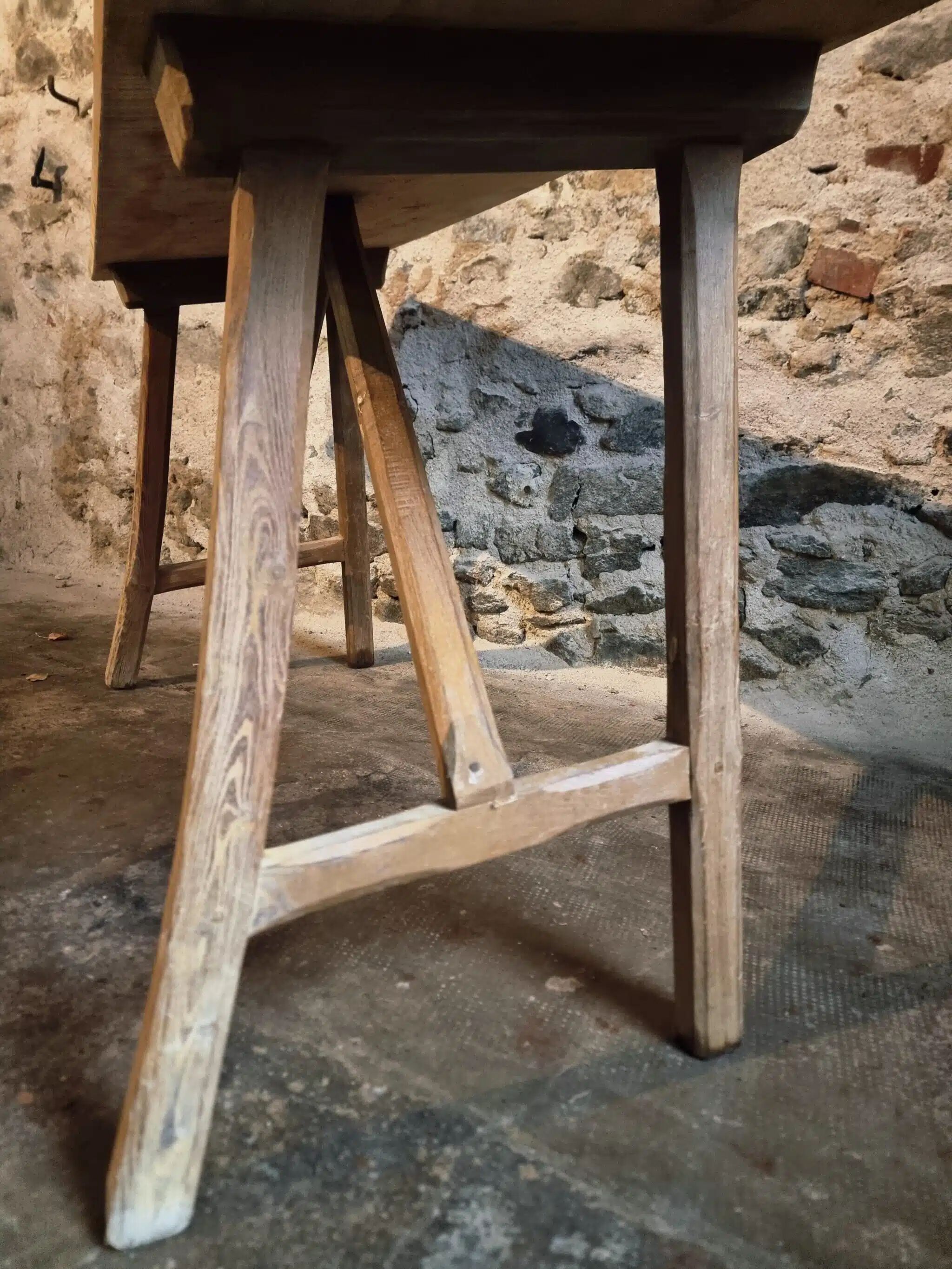 Table de toilette ou bureau d'écriture français ancien en châtaignier et peuplier, vers 1900