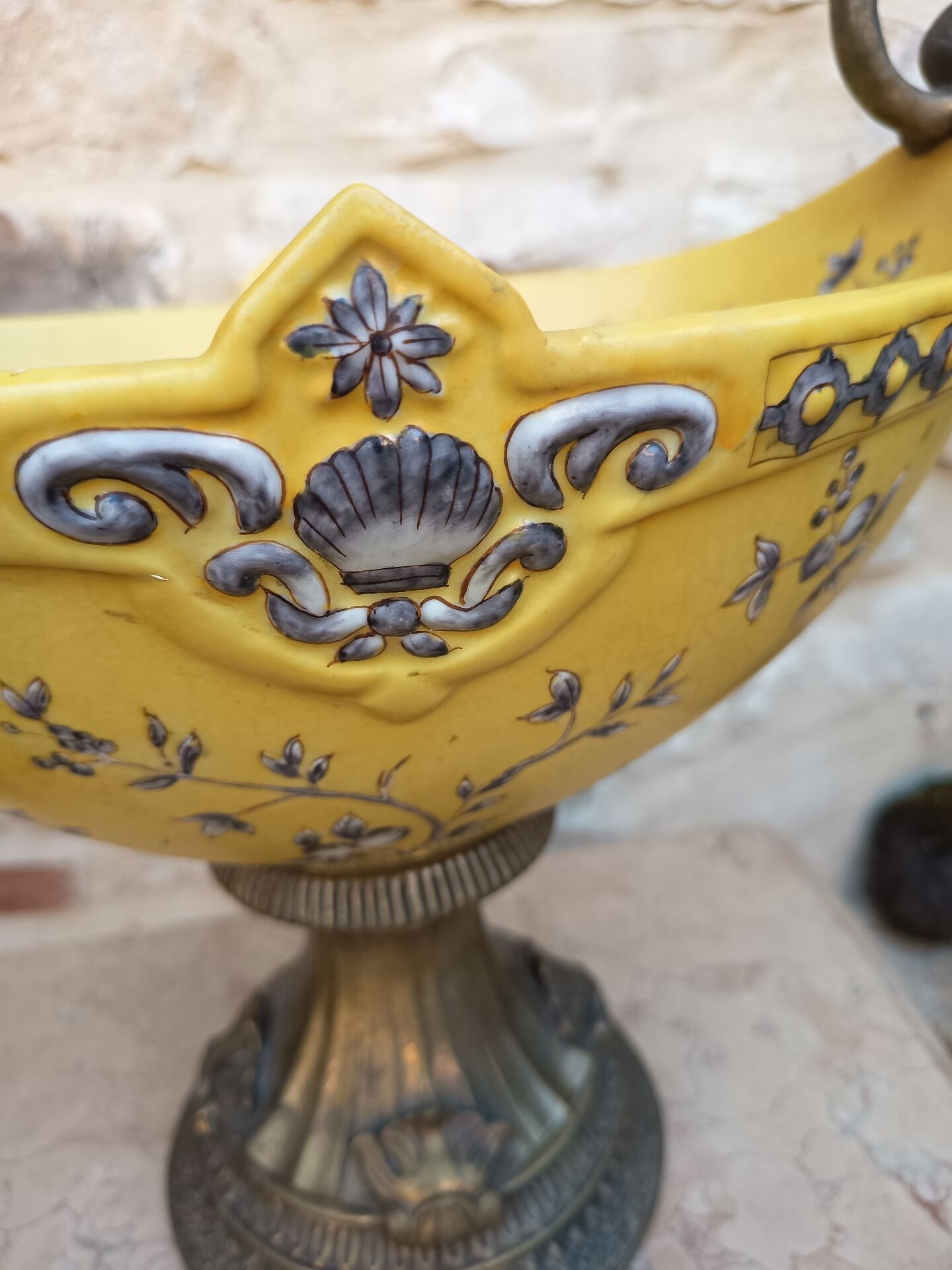 Grand centre de table - 46 cm - faïence jaune émaux polychromes - XXe