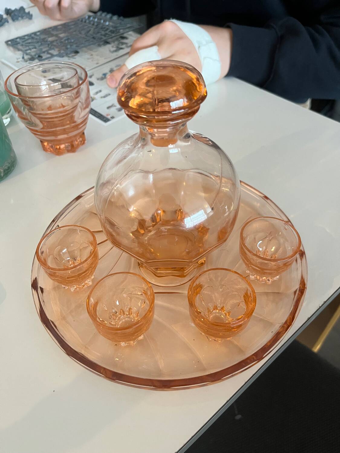 Service à apéritif vintage en verre rose