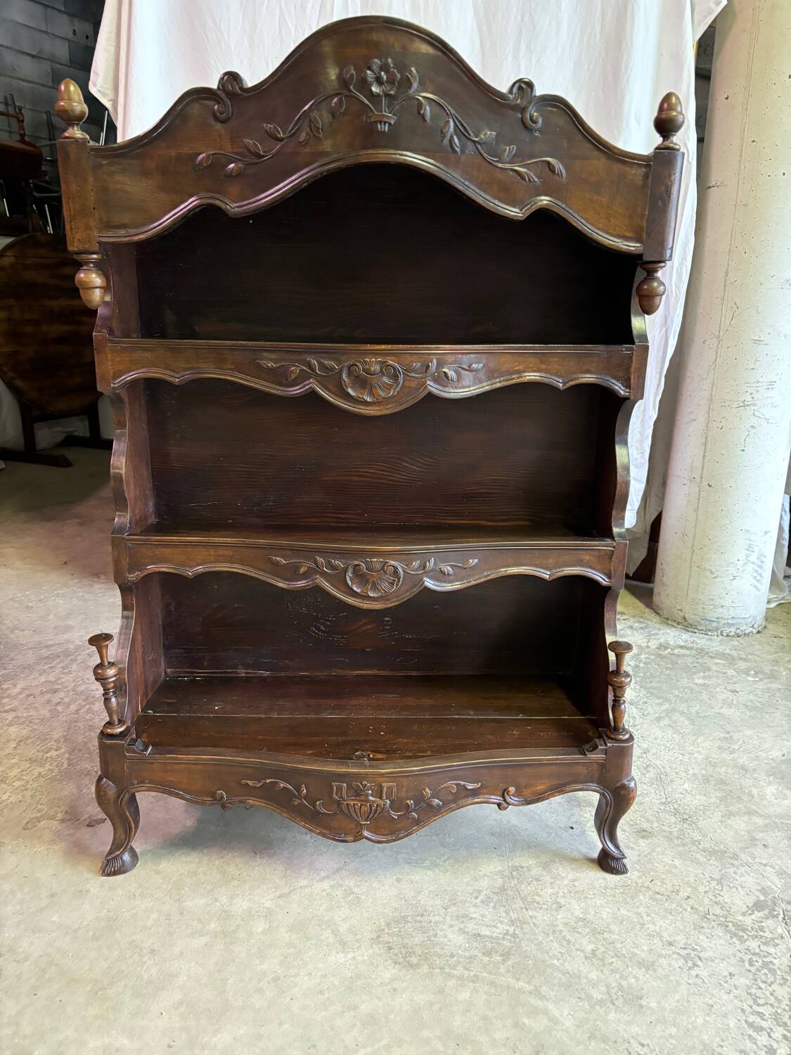 Estanier or bibus wall-mounted shelving unit