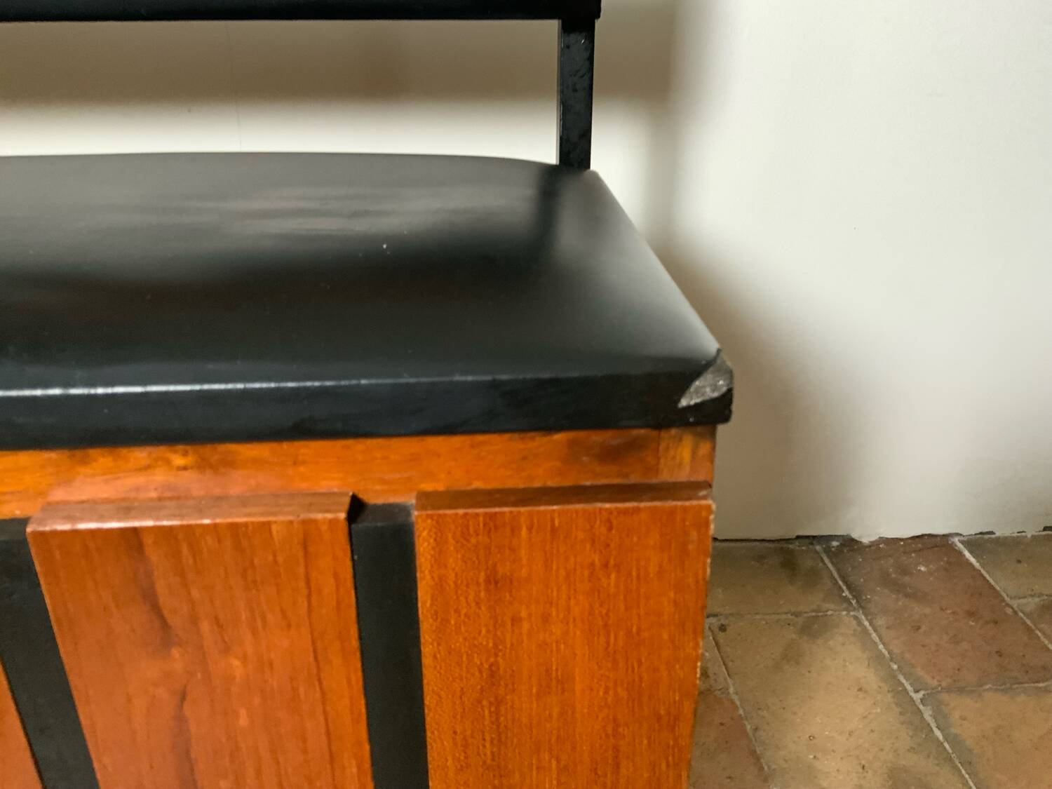 Wall-mounted coat rack