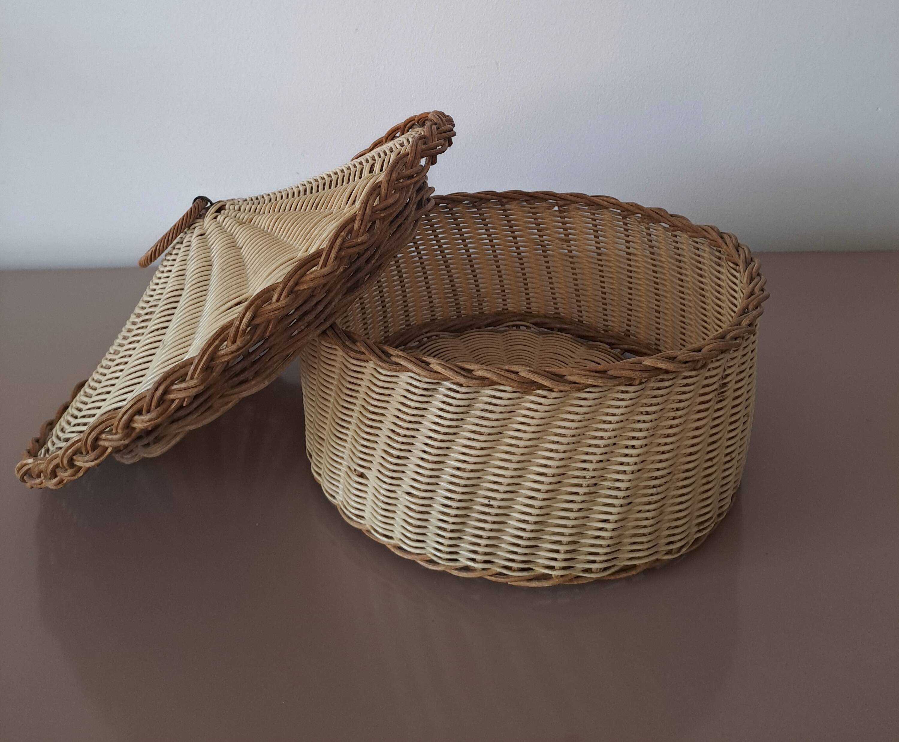 Vintage woven wicker basket with lid - Natural crafts