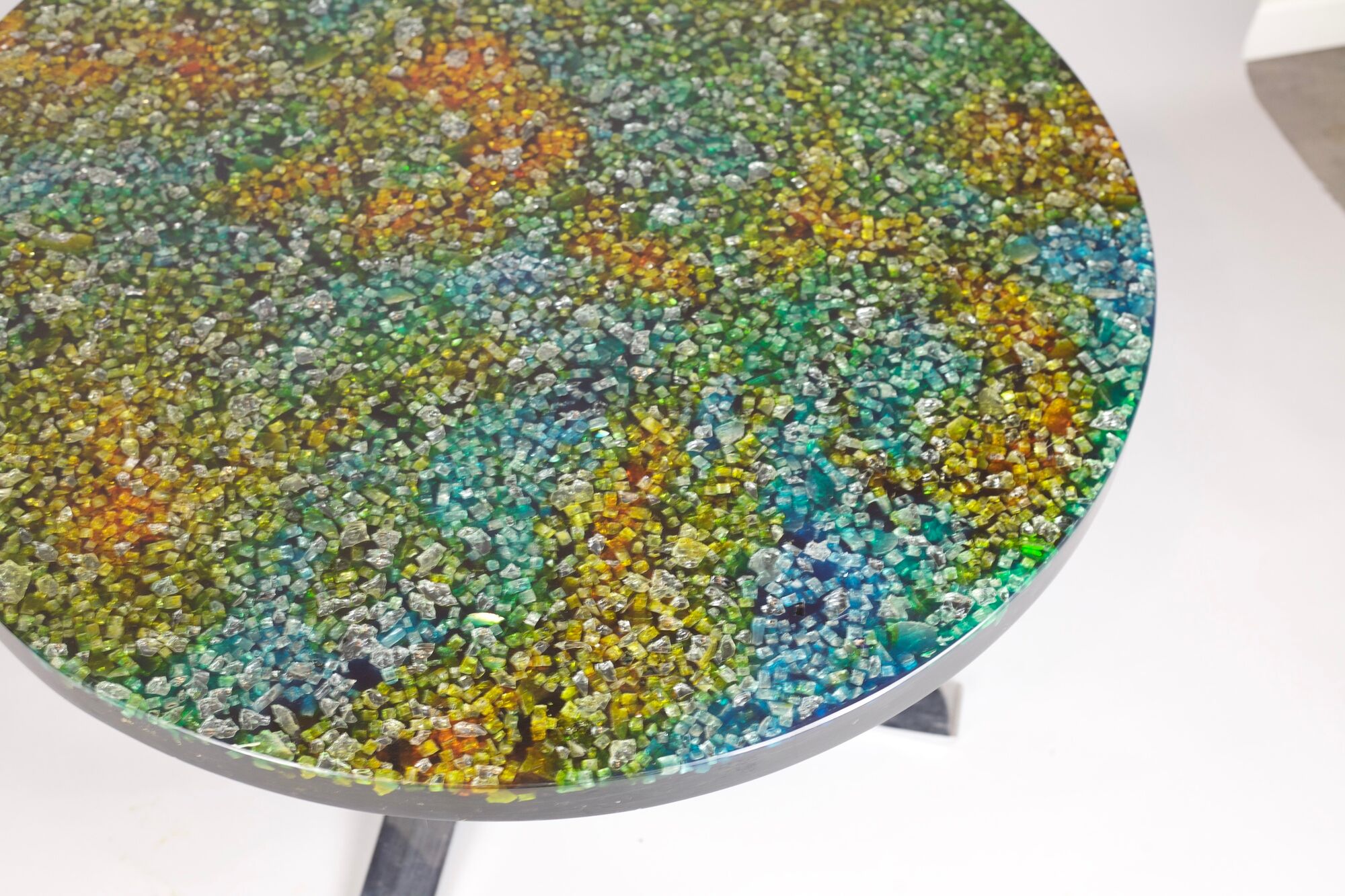 Table low round of Pierre Giraudon resin with inclusions of glass 60 years