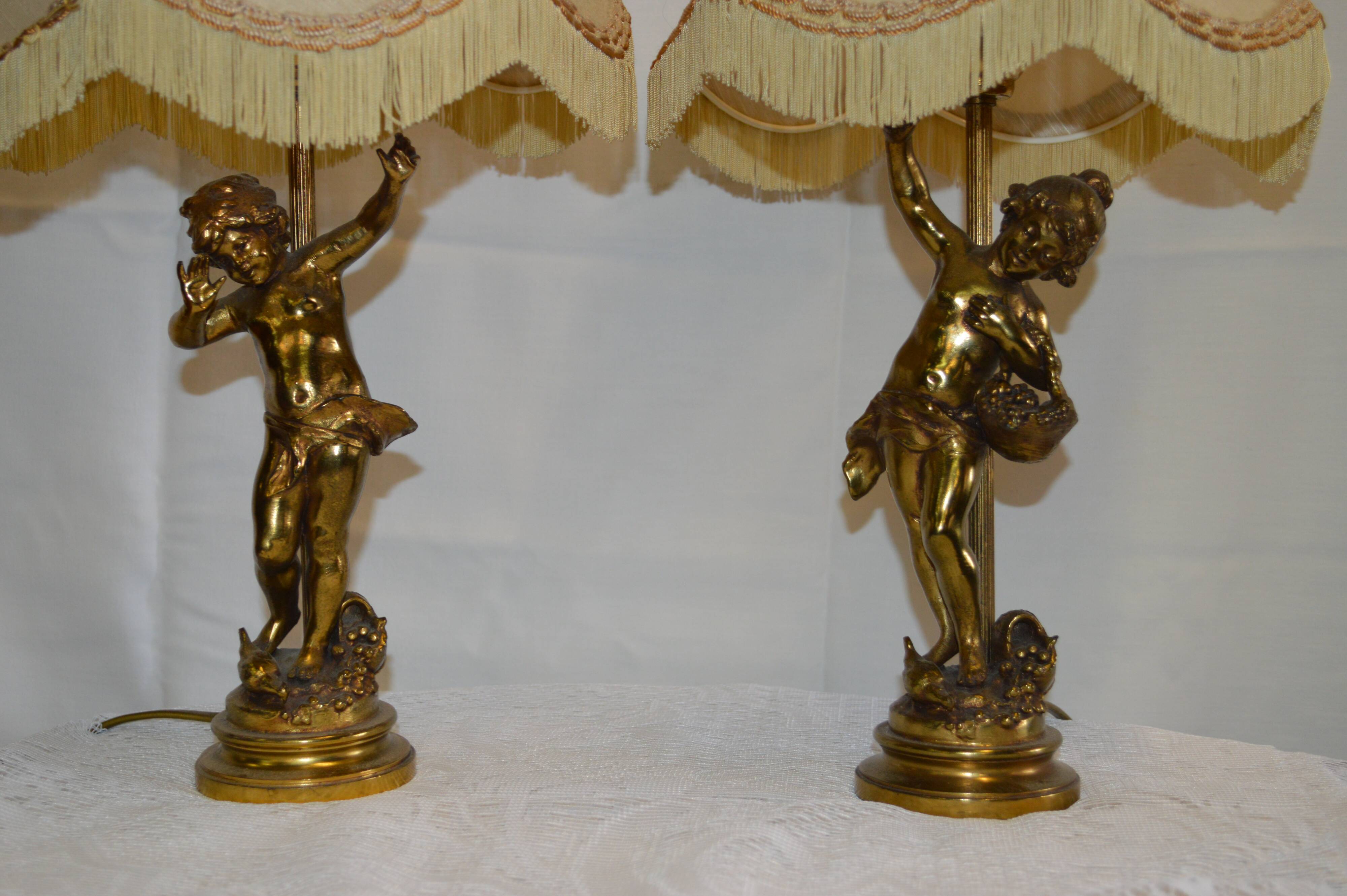 Table lamps with love in golden regulation