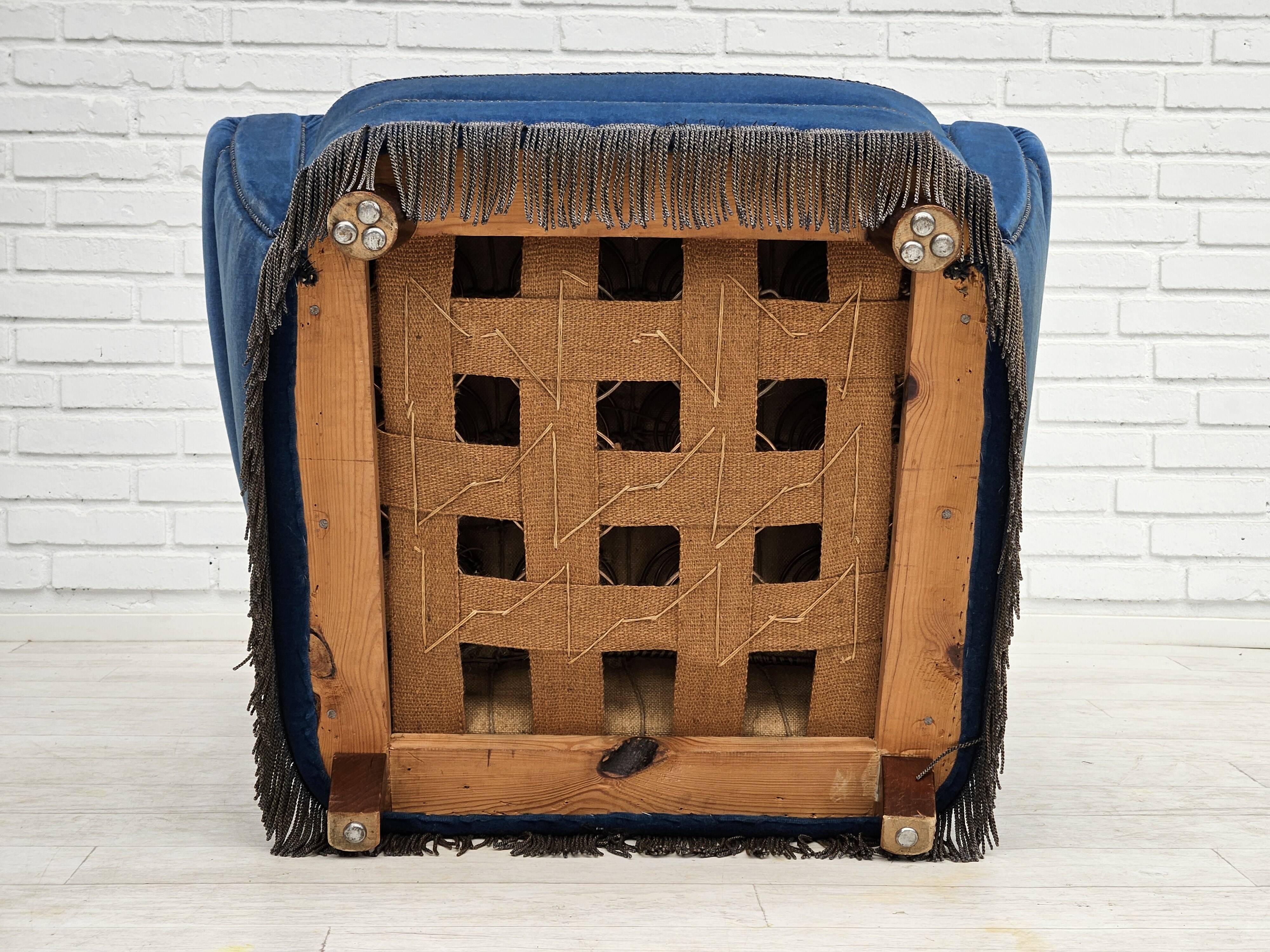 Années 1960, fauteuil relax danois à dossier haut, état d'origine, meuble en velours bleu.