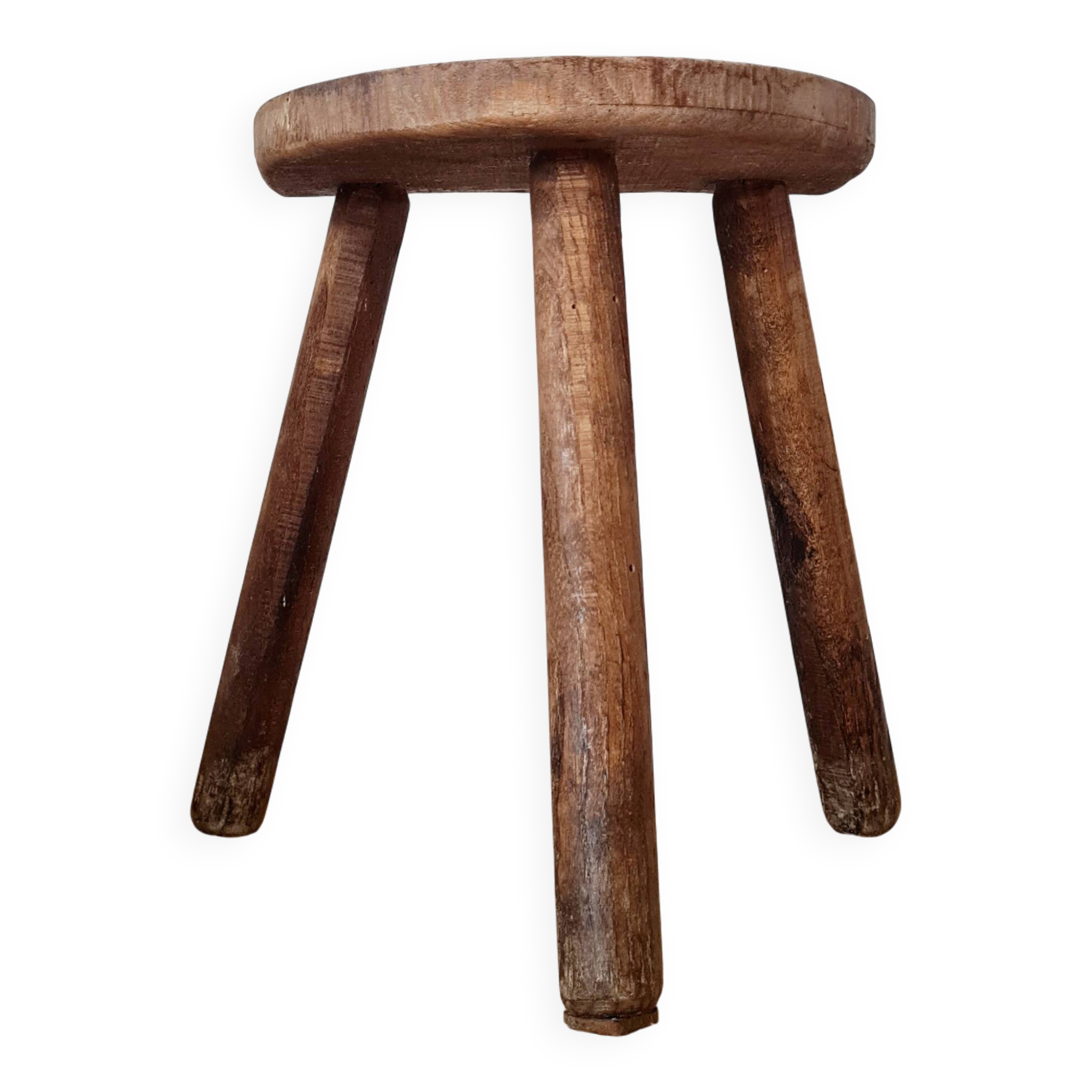 Tabouret tripode ancien en bois brutaliste - art populaire