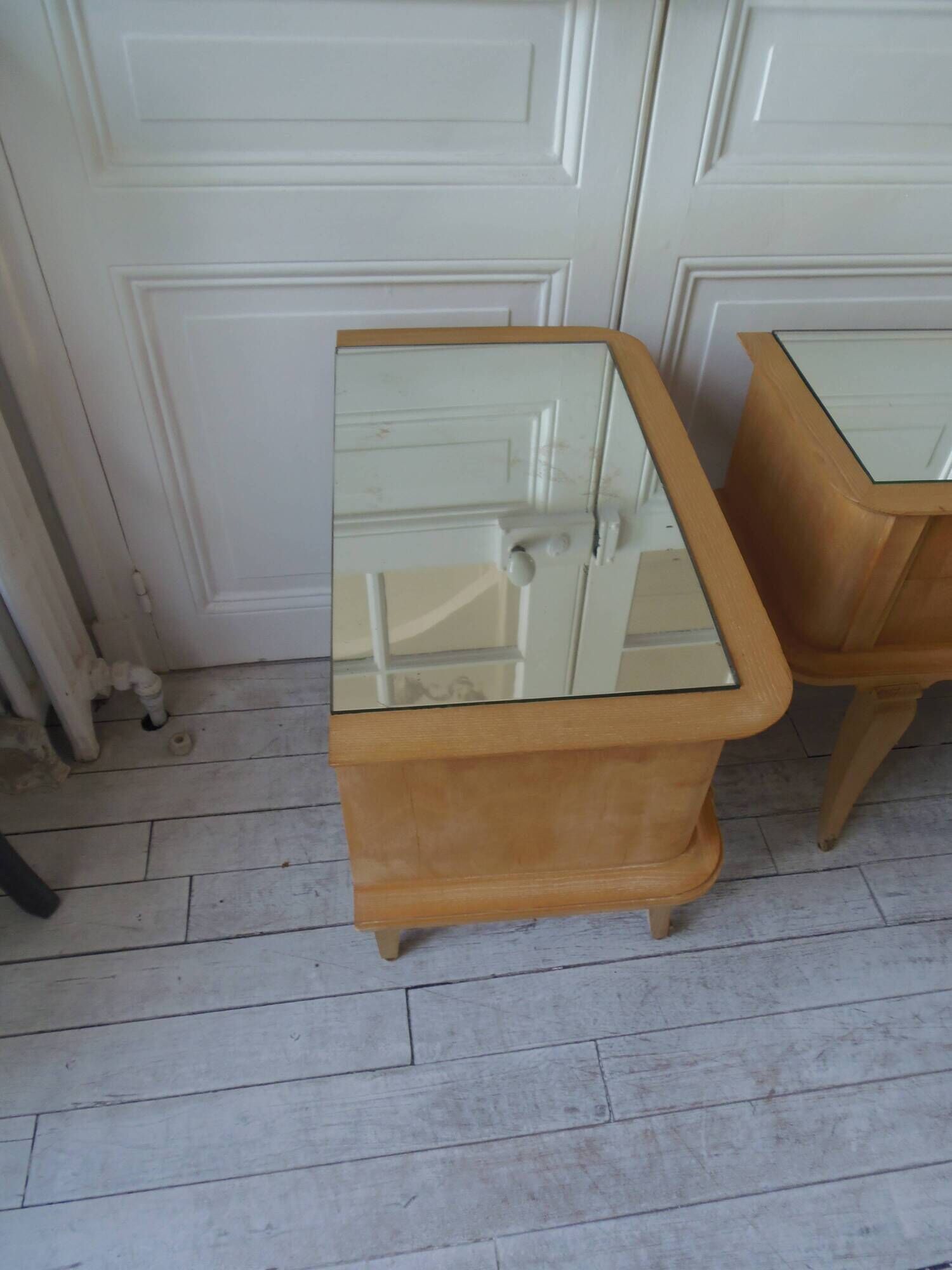 Paire de chevets vintages en bois brut , plateaux miroir.