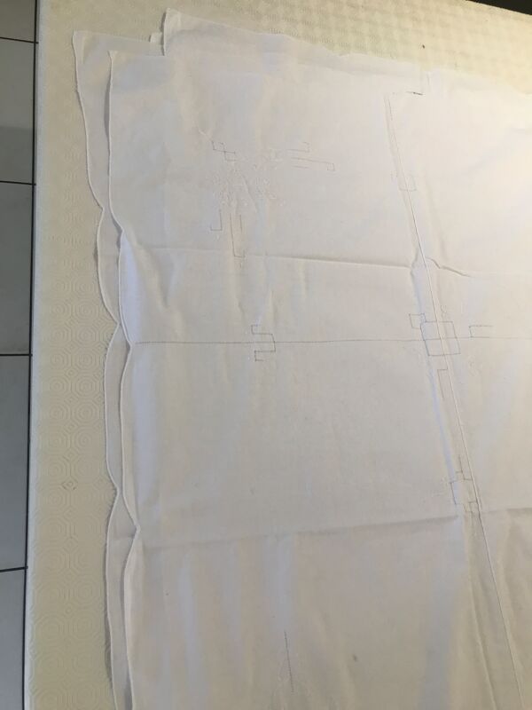 Nappe et 12 serviette brodés vintage