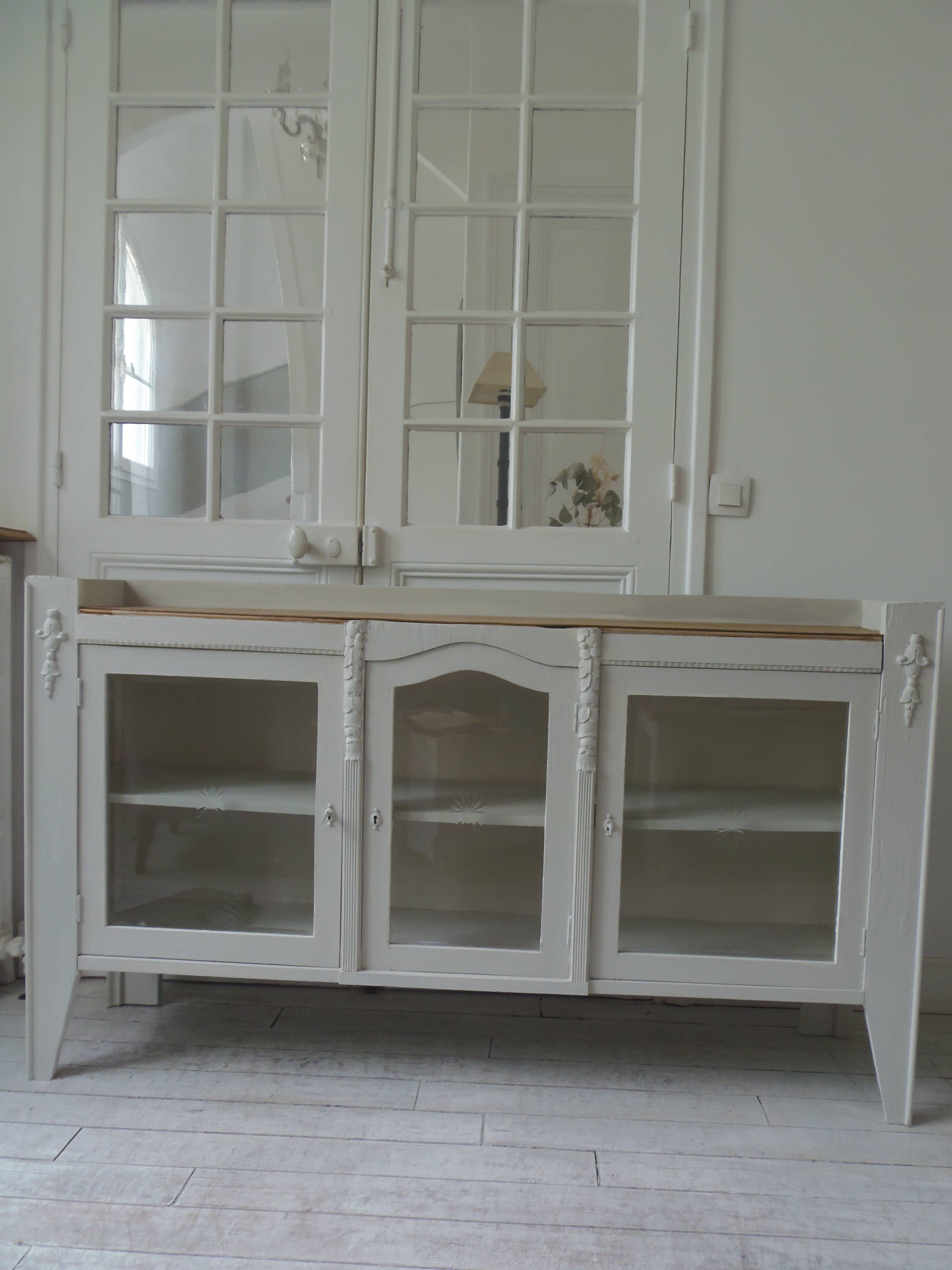 Vitrine, console vintage réenchantée en gris perle, plateau bois.
