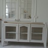Vitrine, console vintage réenchantée en gris perle, plateau bois.