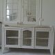 Vitrine, console vintage réenchantée en gris perle, plateau bois.
