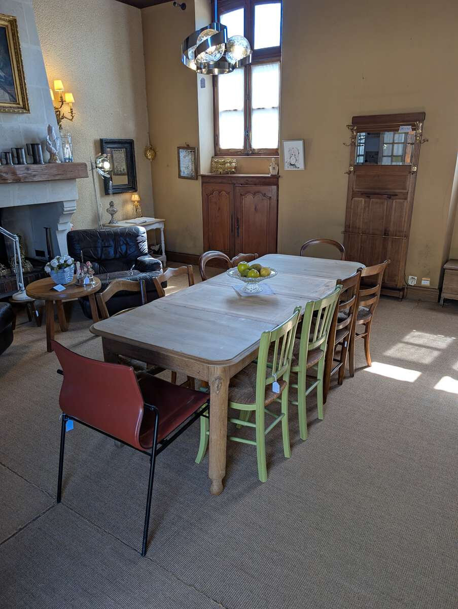 Antique extendable table