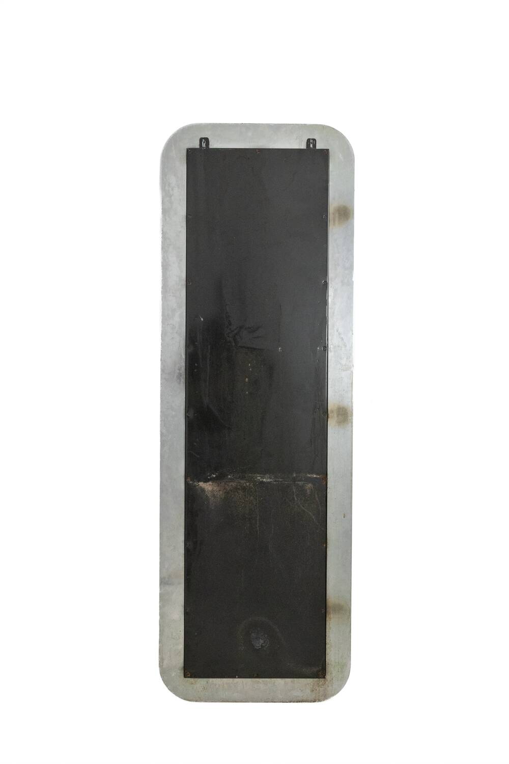 Miroir de forme rectangulaire, en métal poli. Italie, années 1970