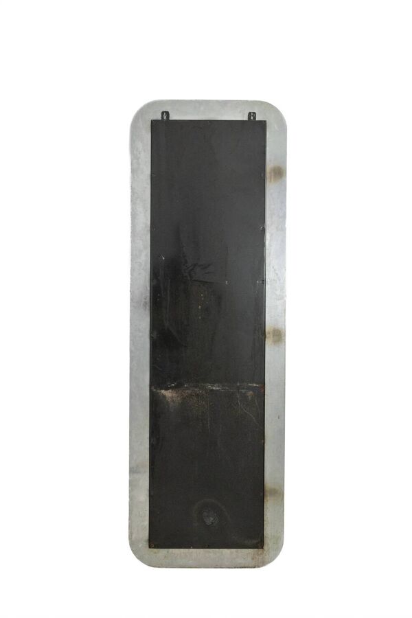 Miroir de forme rectangulaire, en métal poli. Italie, années 1970