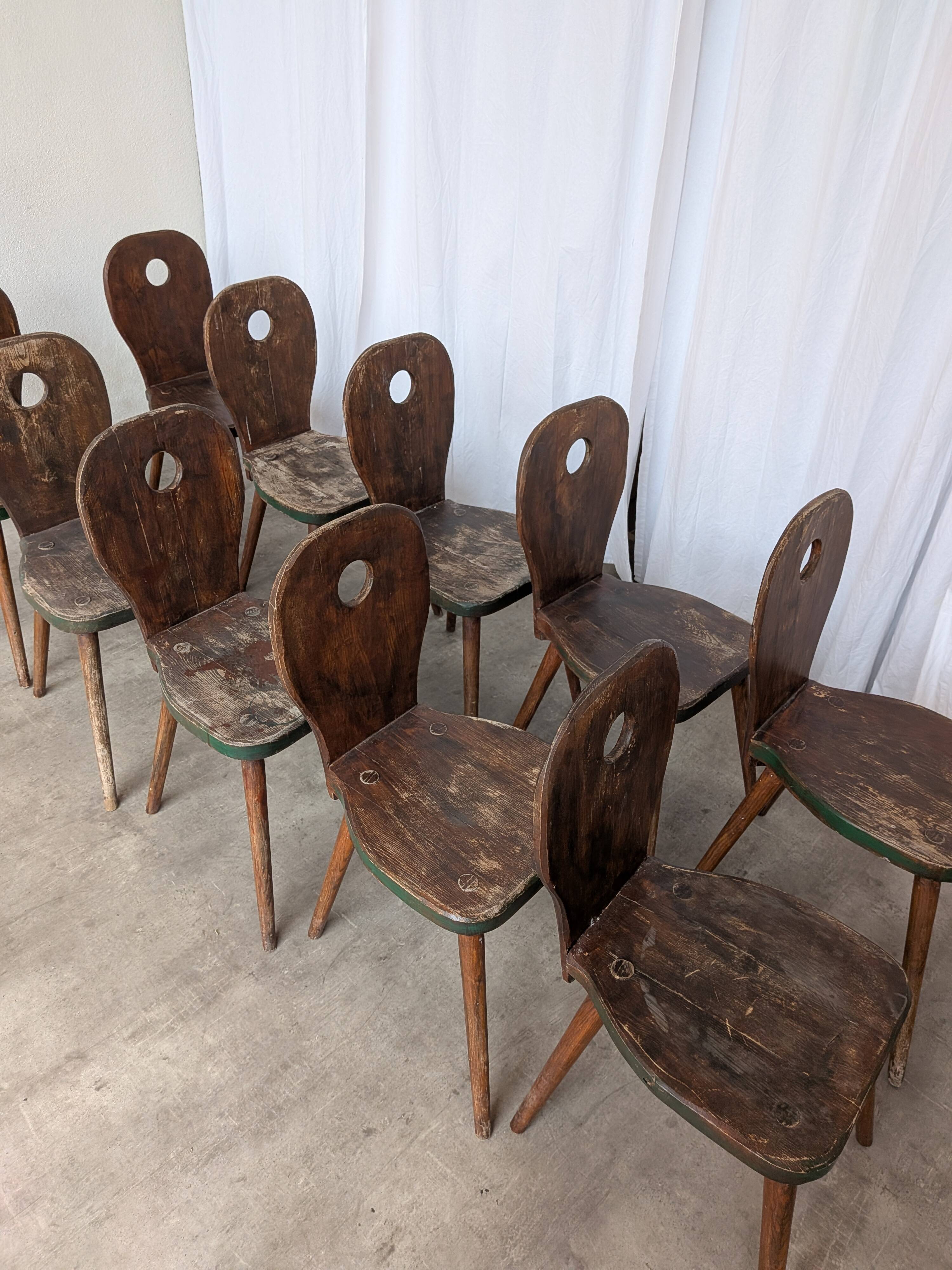 8 chaises brutalistes vintage en bois