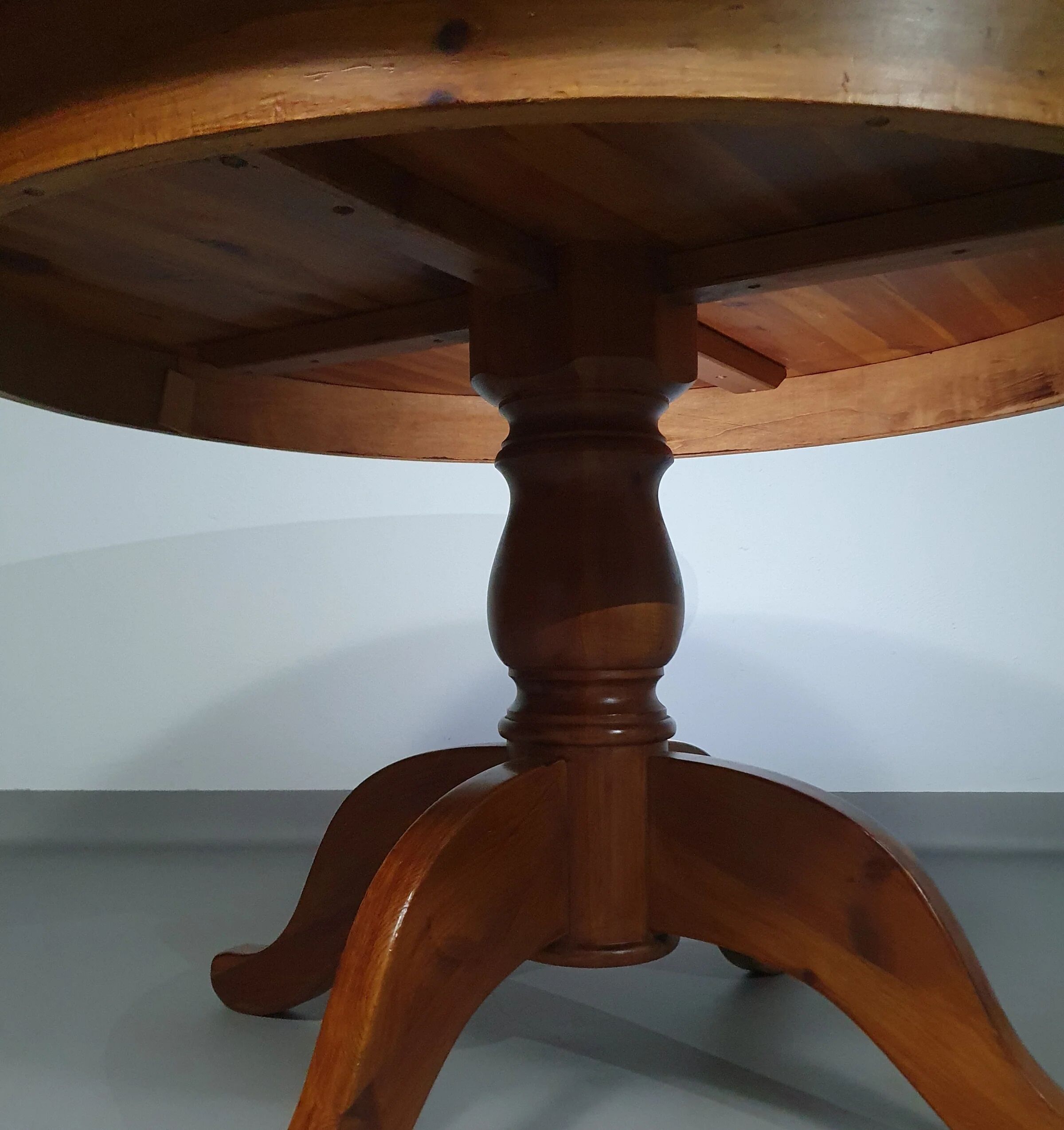 70s pine wood dining table / wood column leg table in 4-leg design with round top