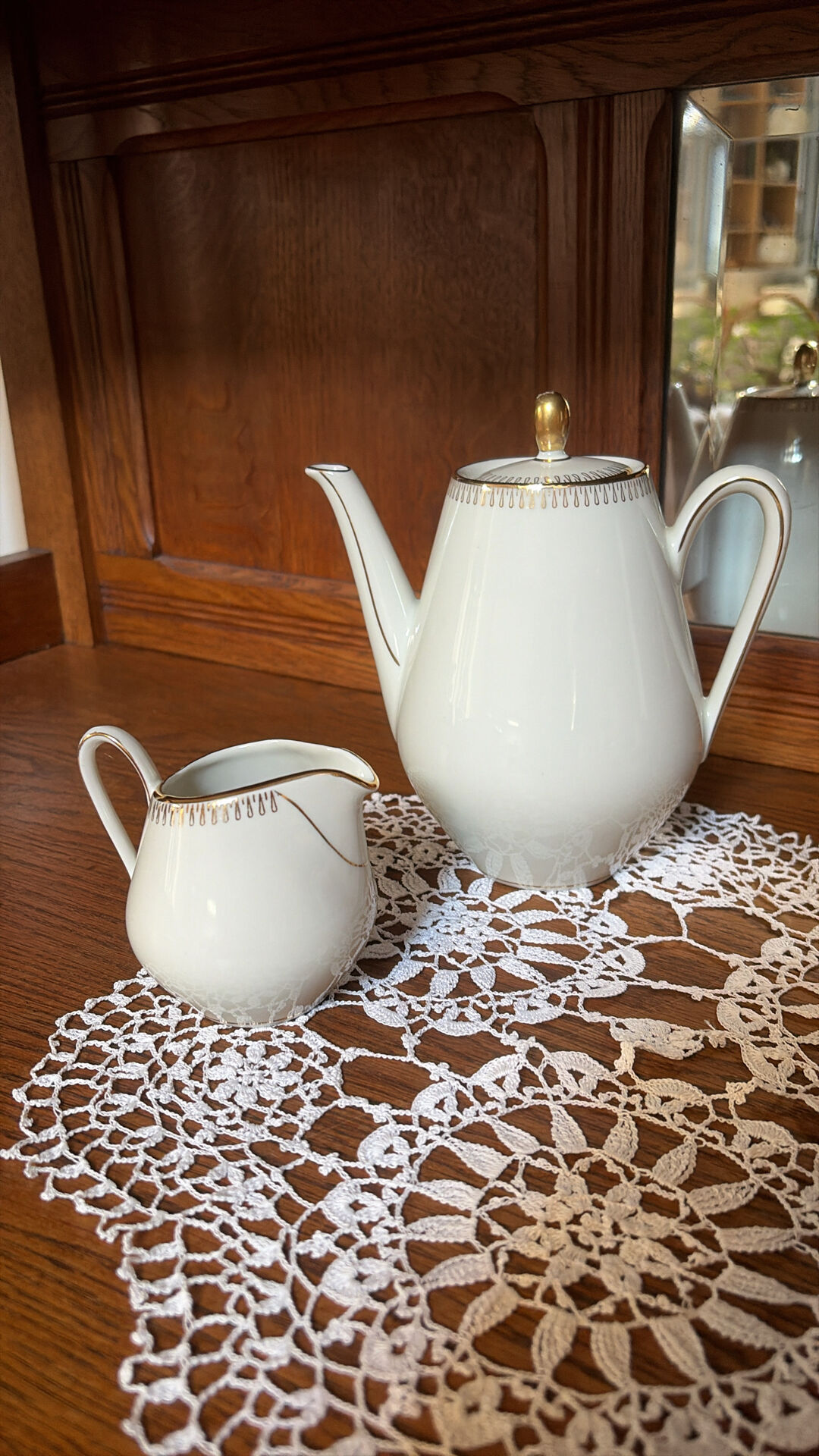 Coffee pot and milk jug (porcelain)