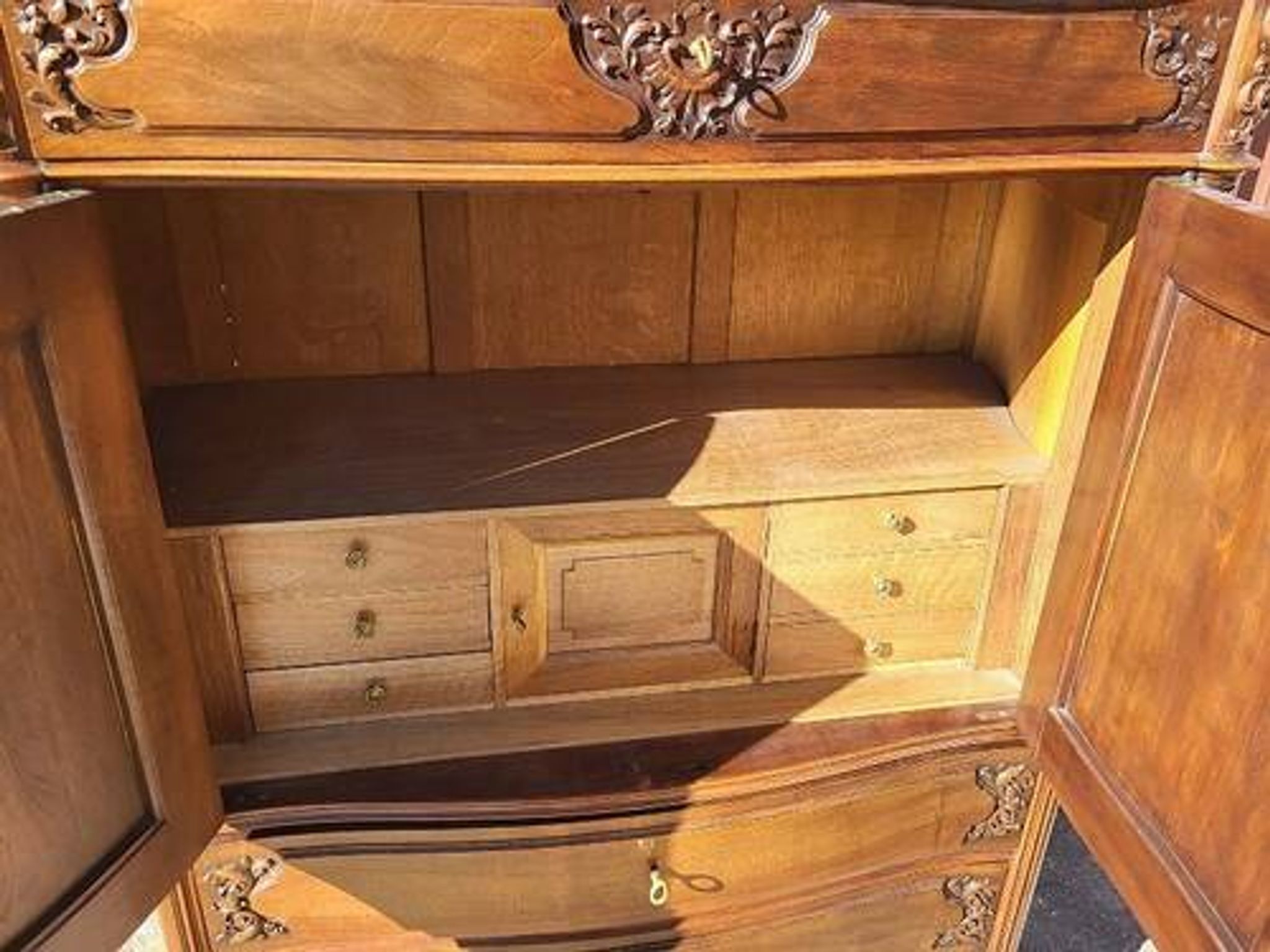 Meuble cabinet rocaille en noyer
