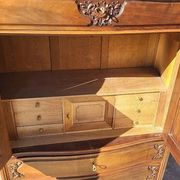 Meuble cabinet rocaille en noyer