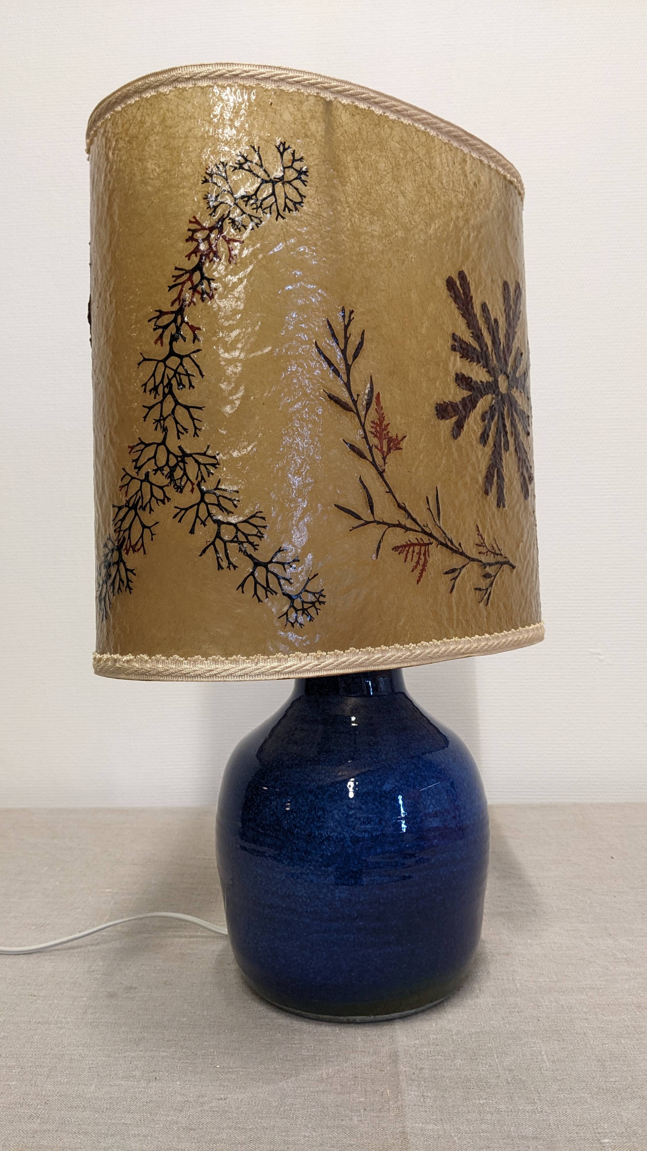 Lampe en grès émaillé bleu indigo et résine vers 1960