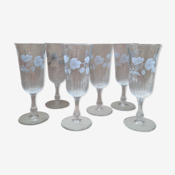 Six flûtes à champagne de la maison Perrier-Jouët, en cristal gravé, XXe siècle