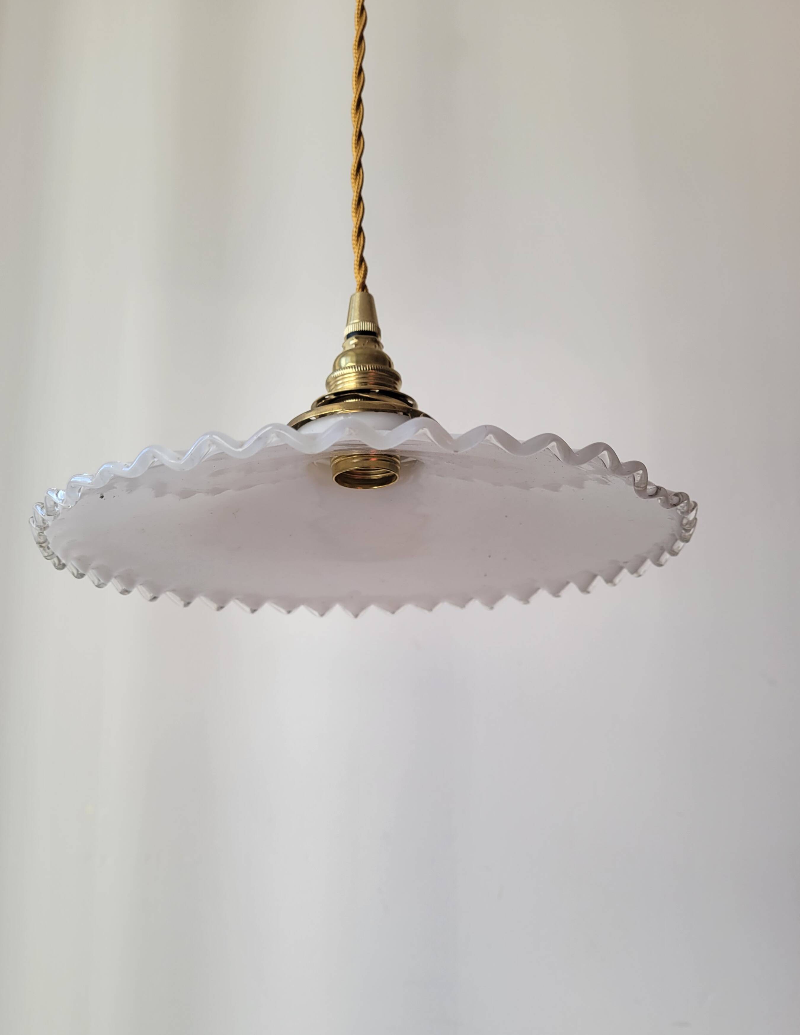 Pendant in serrated opaline