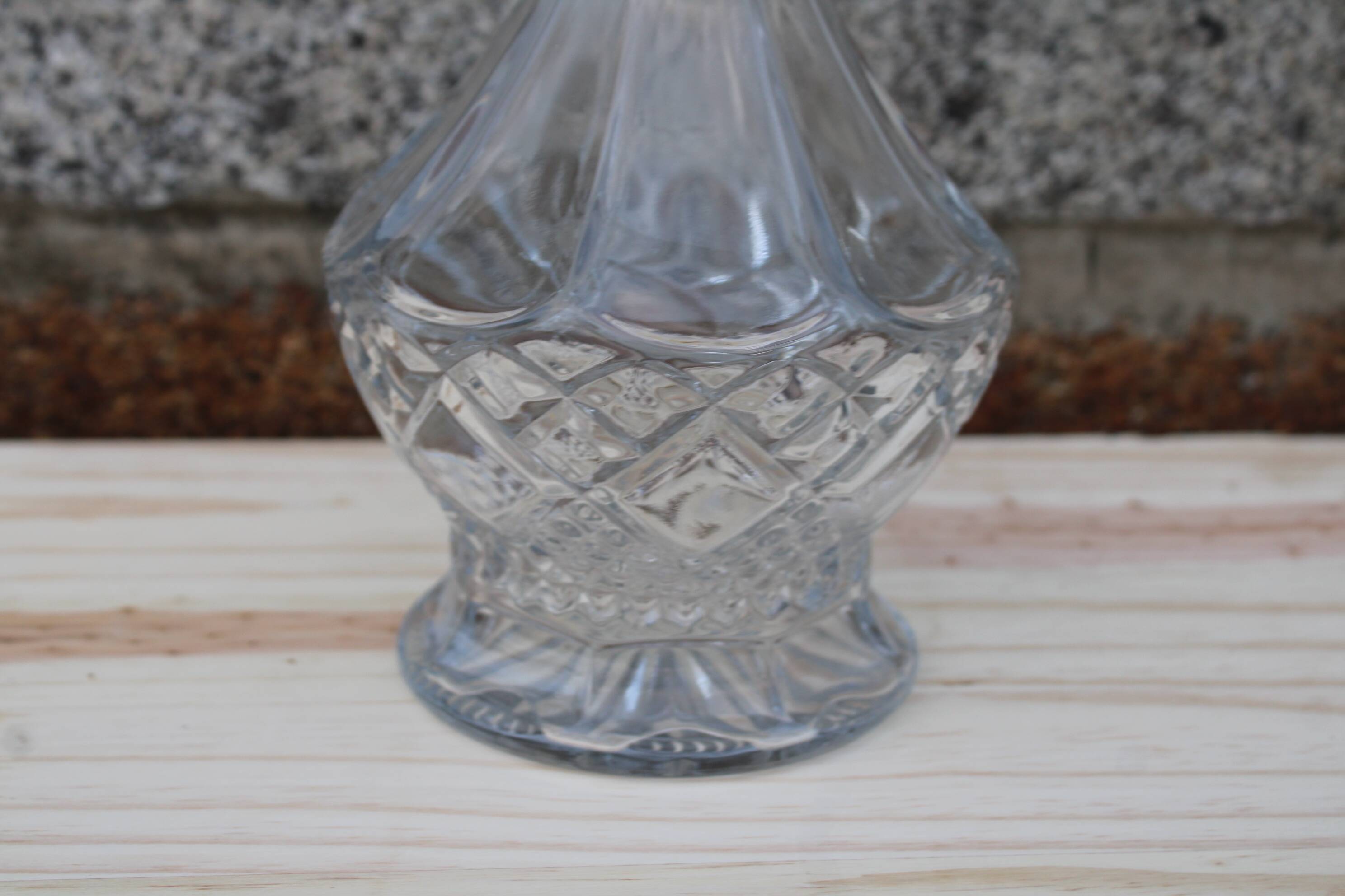 Elegant cut-glass carafe – classic and refined style