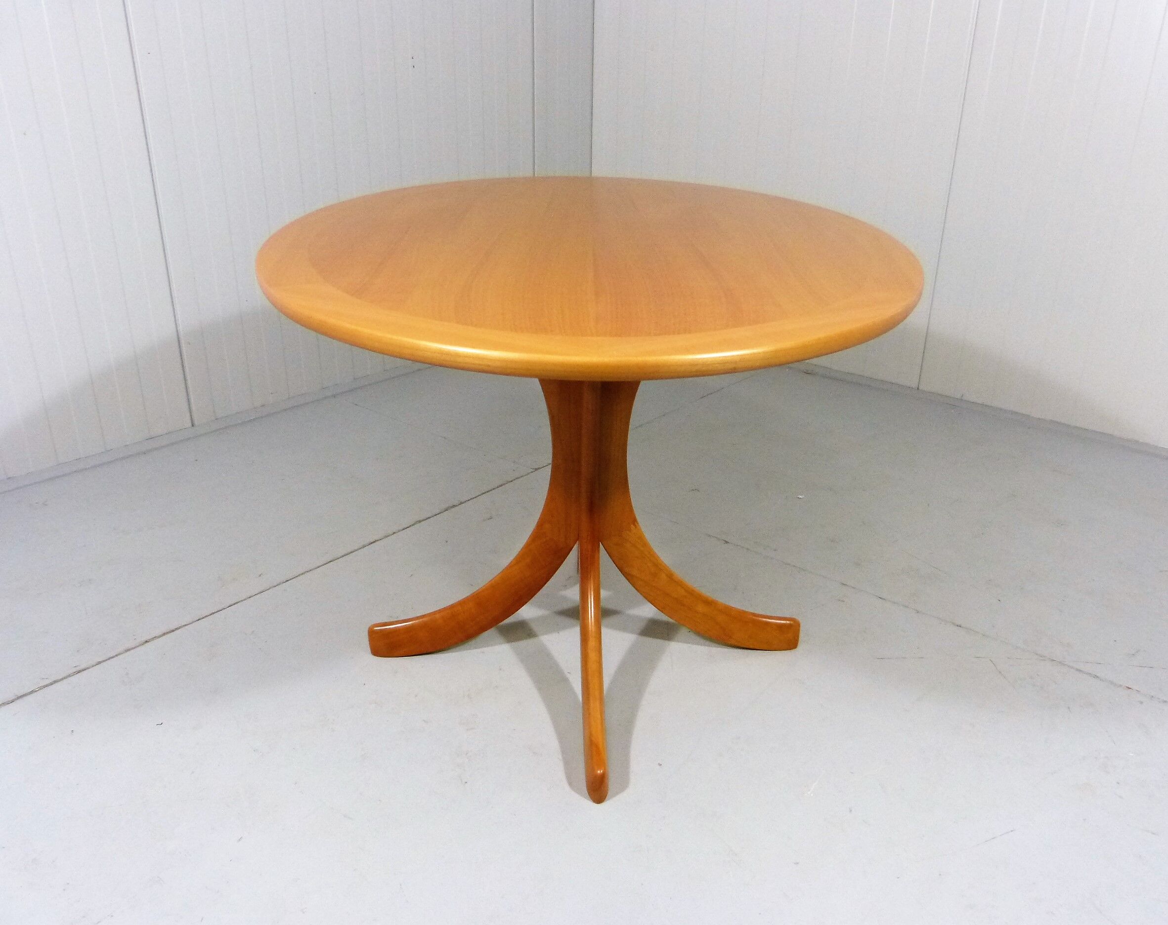 Table basse en bois de frêne des années 1960