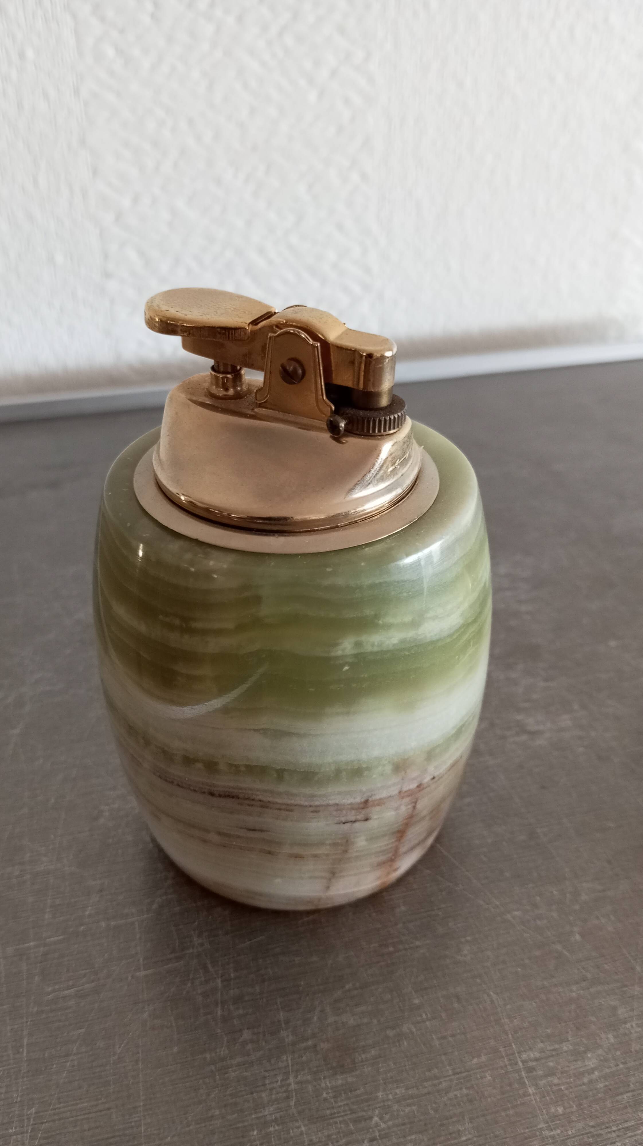Ashtray and lighter in perfect condition made of onyx.