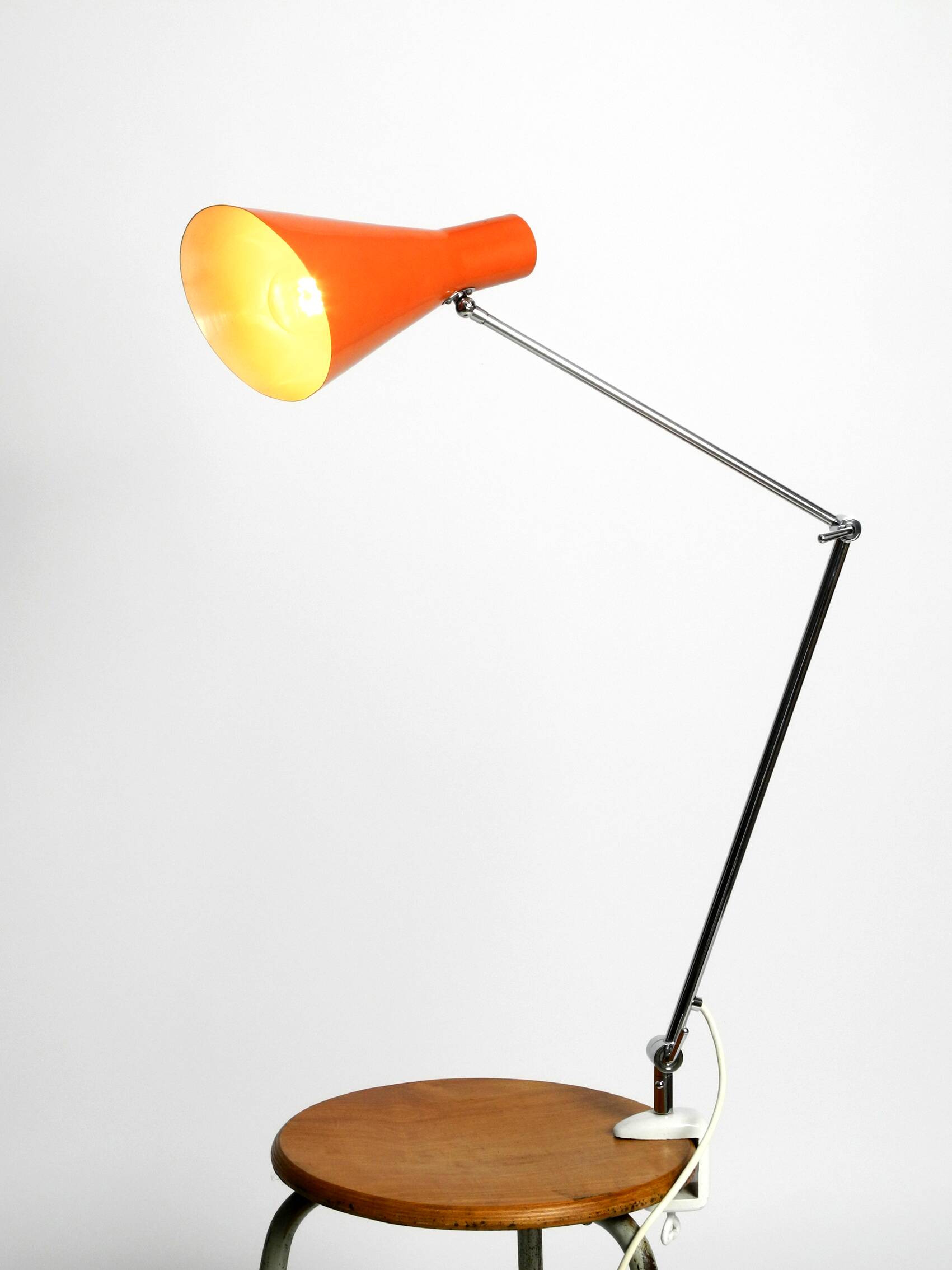 Élégante lampe à pince en laiton de style italien des années 50 avec abat-jour conique rouge.