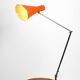 Élégante lampe à pince en laiton de style italien des années 50 avec abat-jour conique rouge.