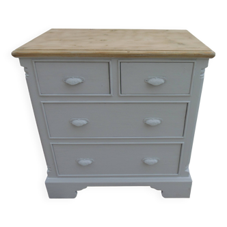 English commode of beautiful craftsmanship enhanced in pearl grey.