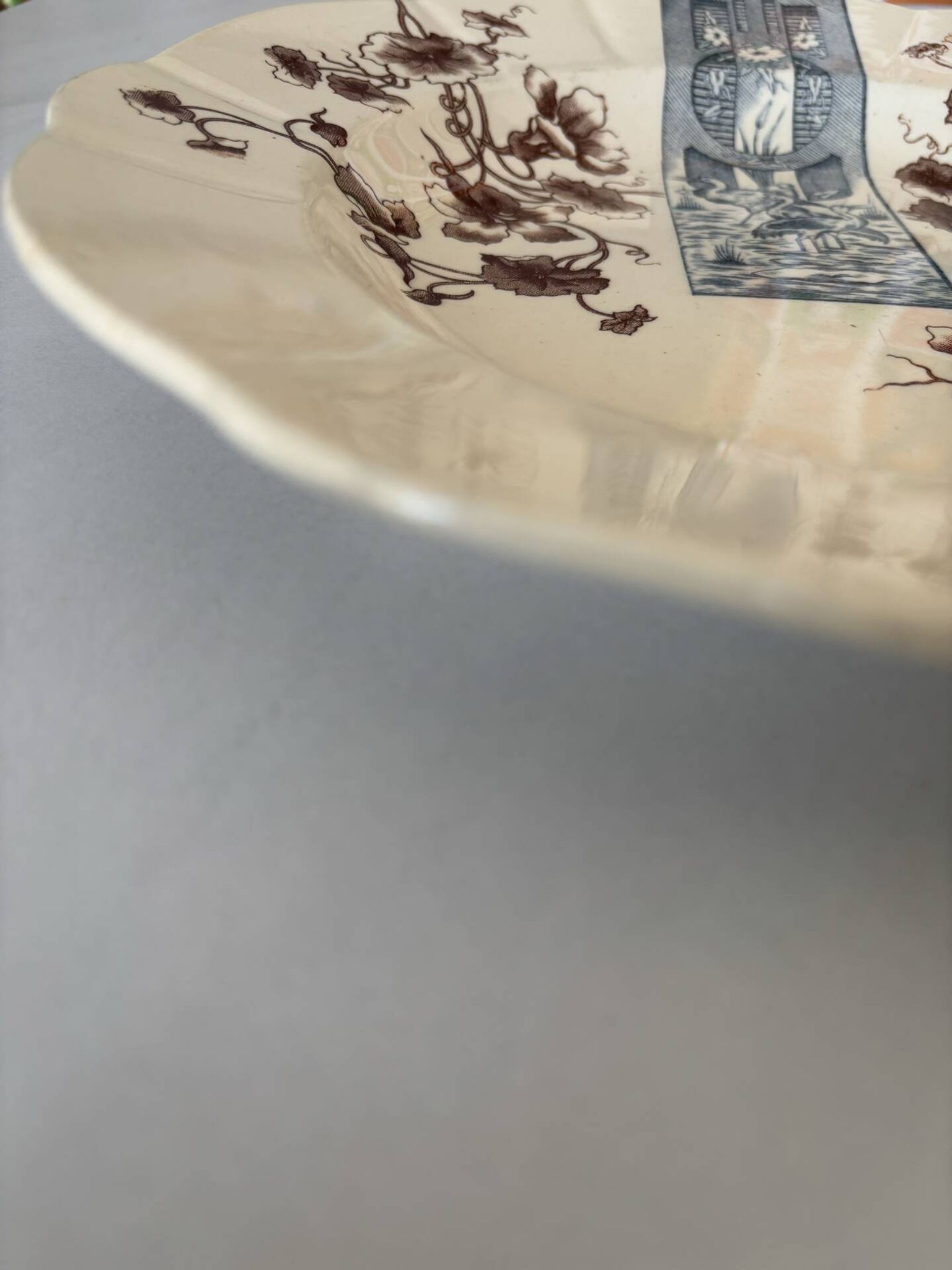 Assiette terre de fer sépia et bleu Longchamp - terre de fer cigognes