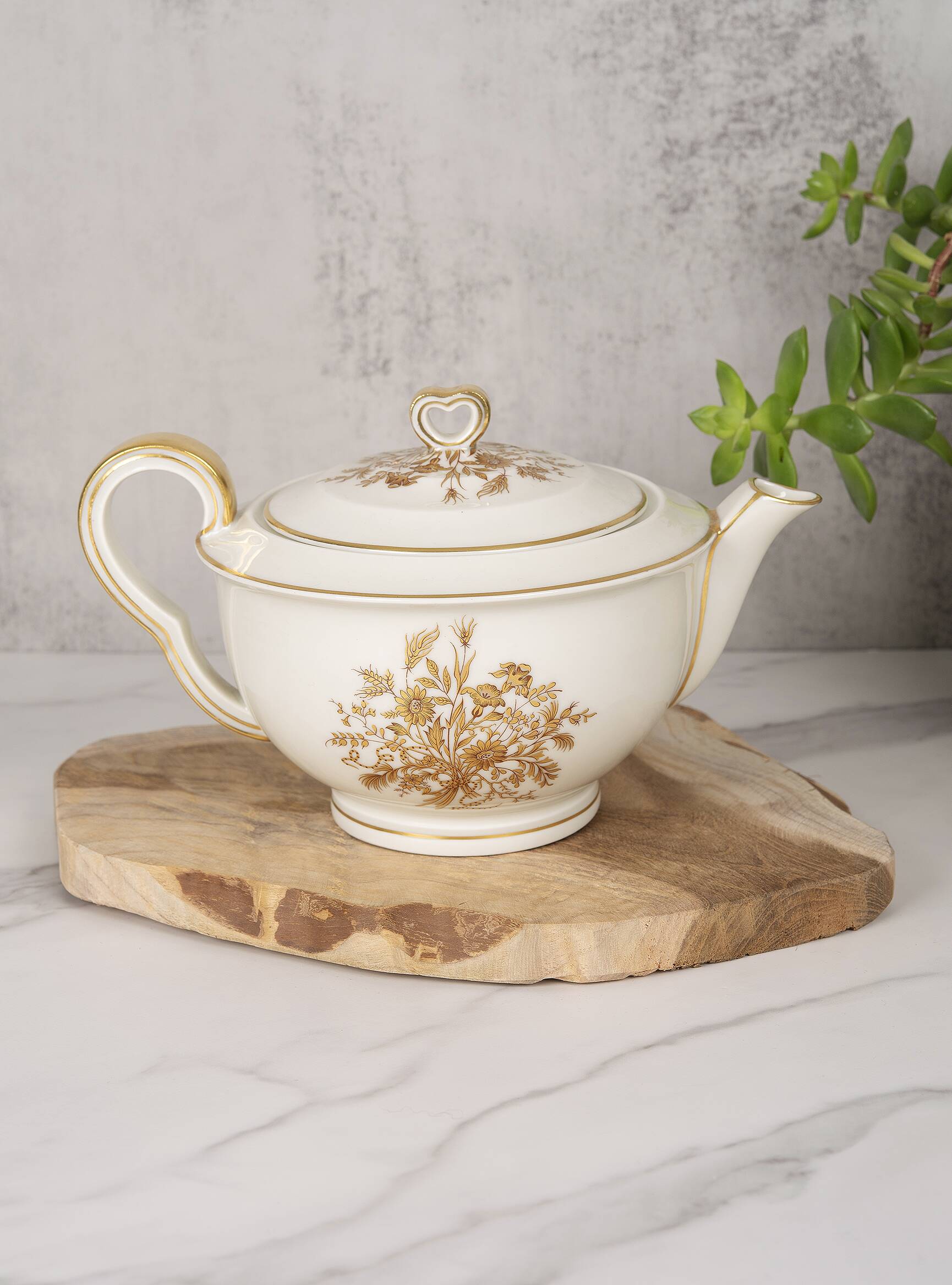 Porcelain tea service by Théodore Haviland, gilded patterns.