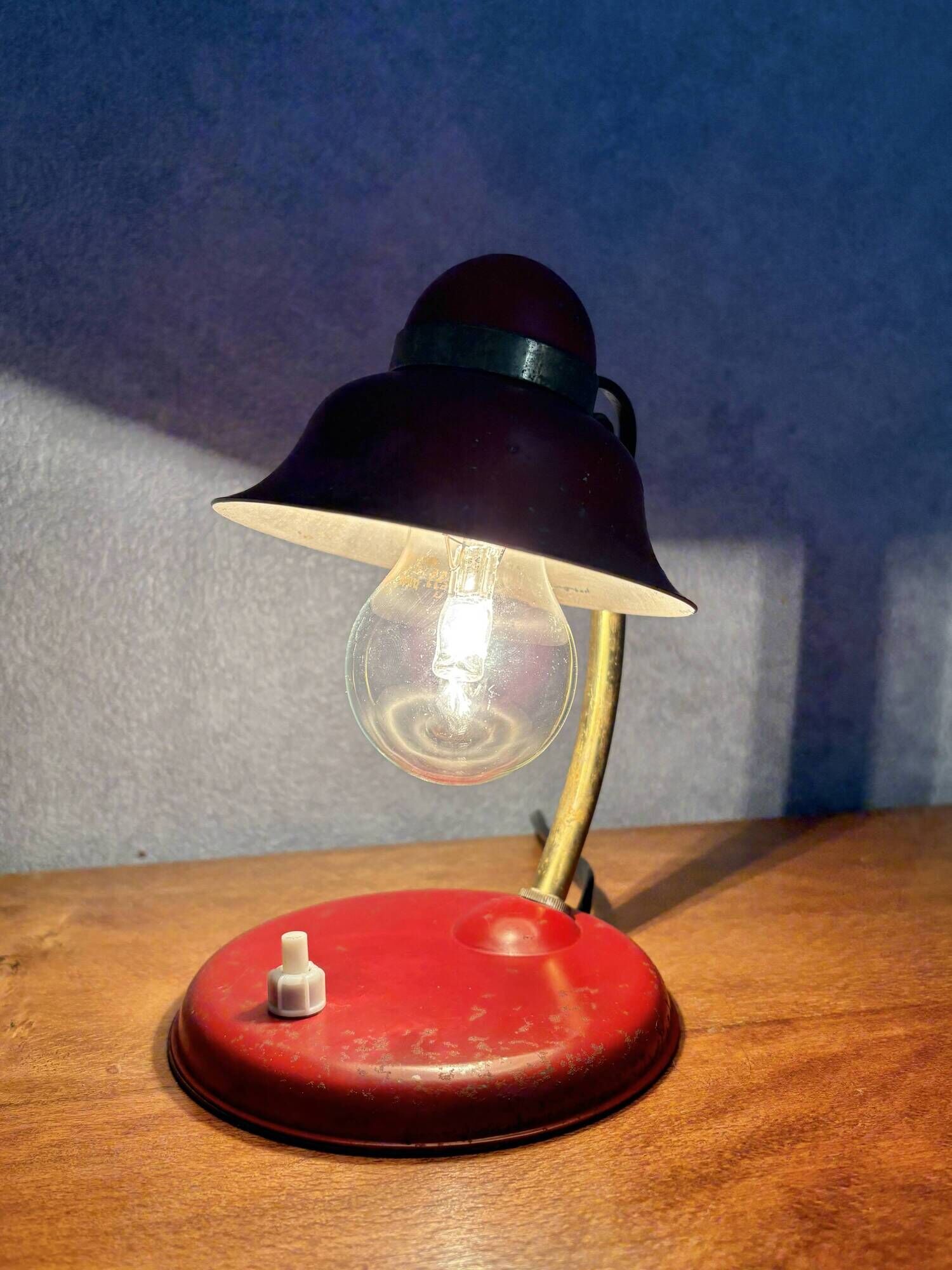 Vintage desk lamp from the 50s/60s in red & brass.