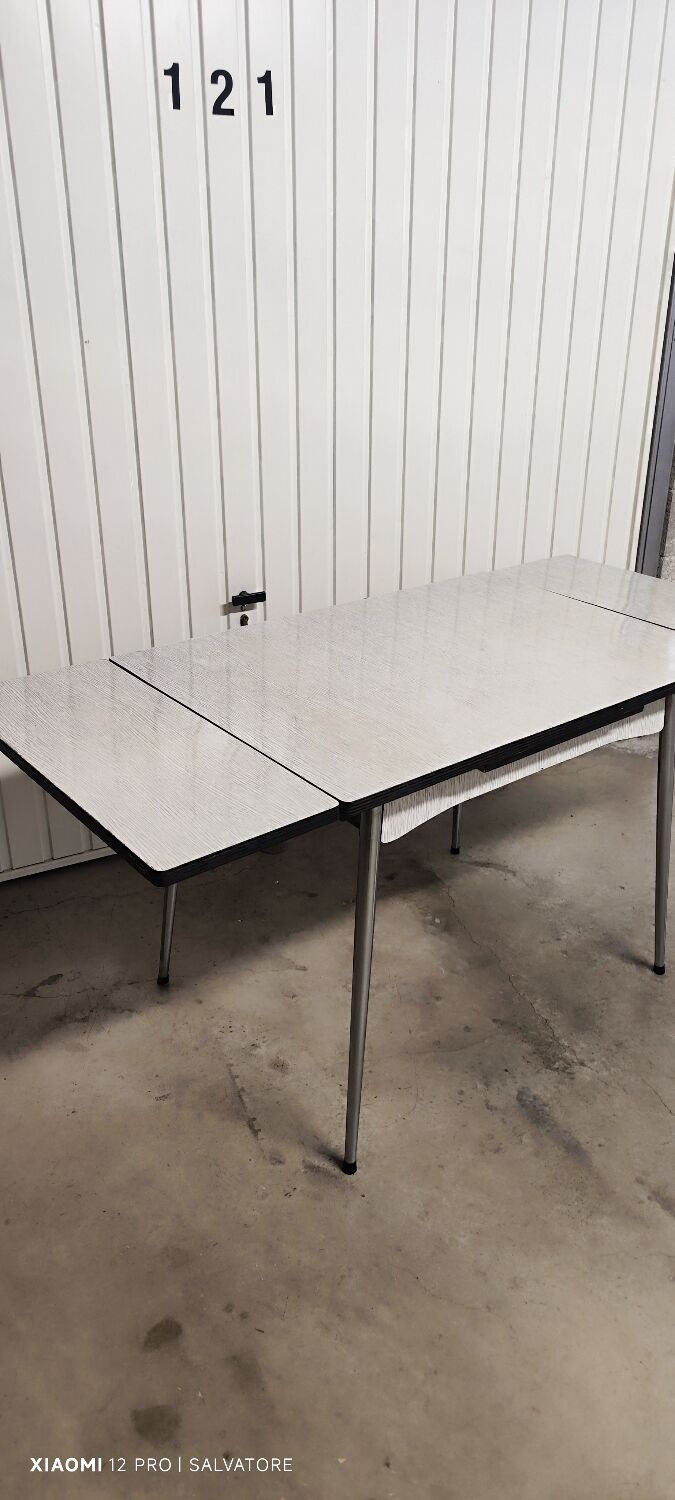 Rectangular extendable table – simple lines and light finish