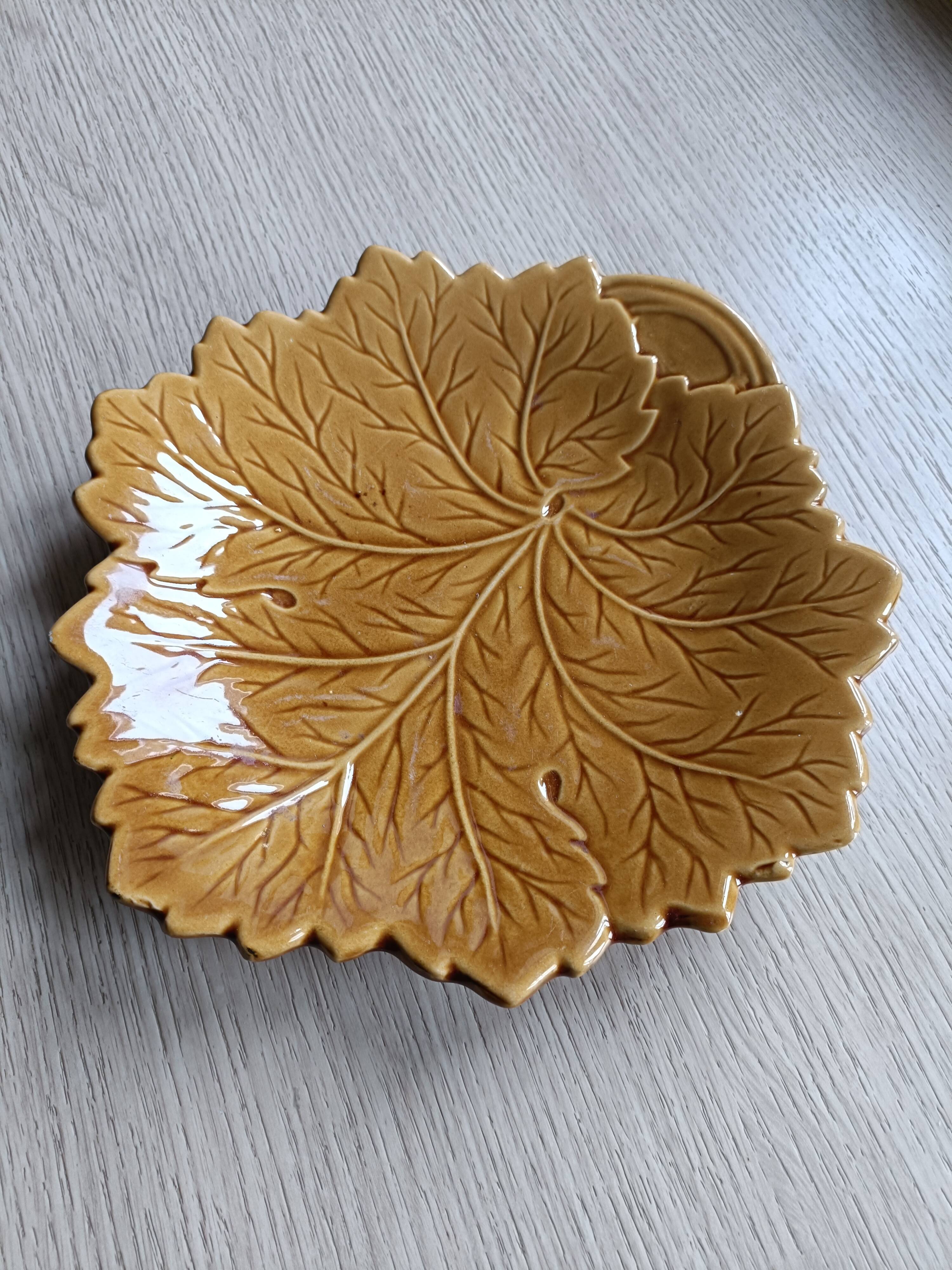 Plate barbotine vine leaf