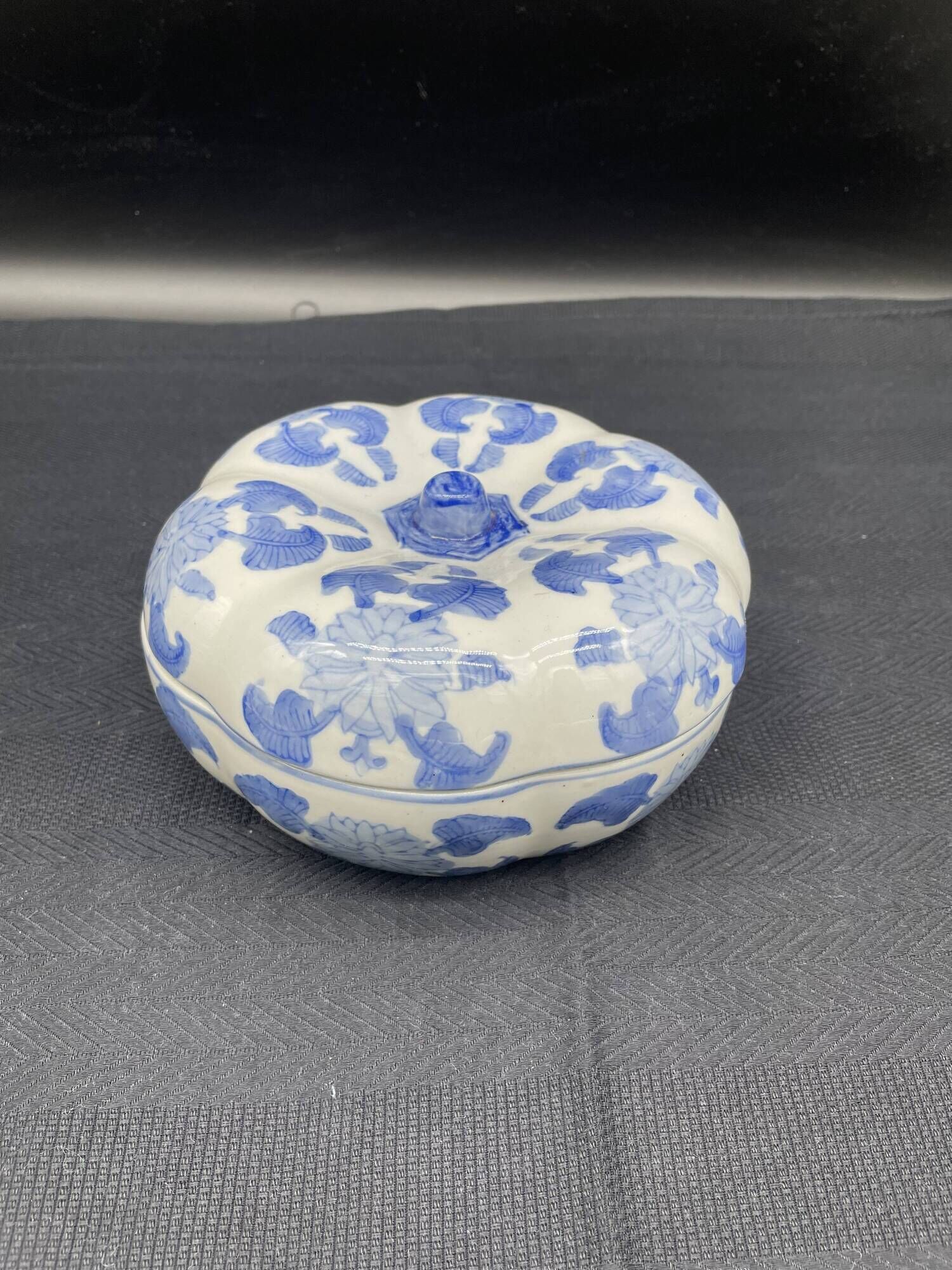 Chinese covered pot, box, jewelry box, pumpkin, white porcelain, China blue plant decor