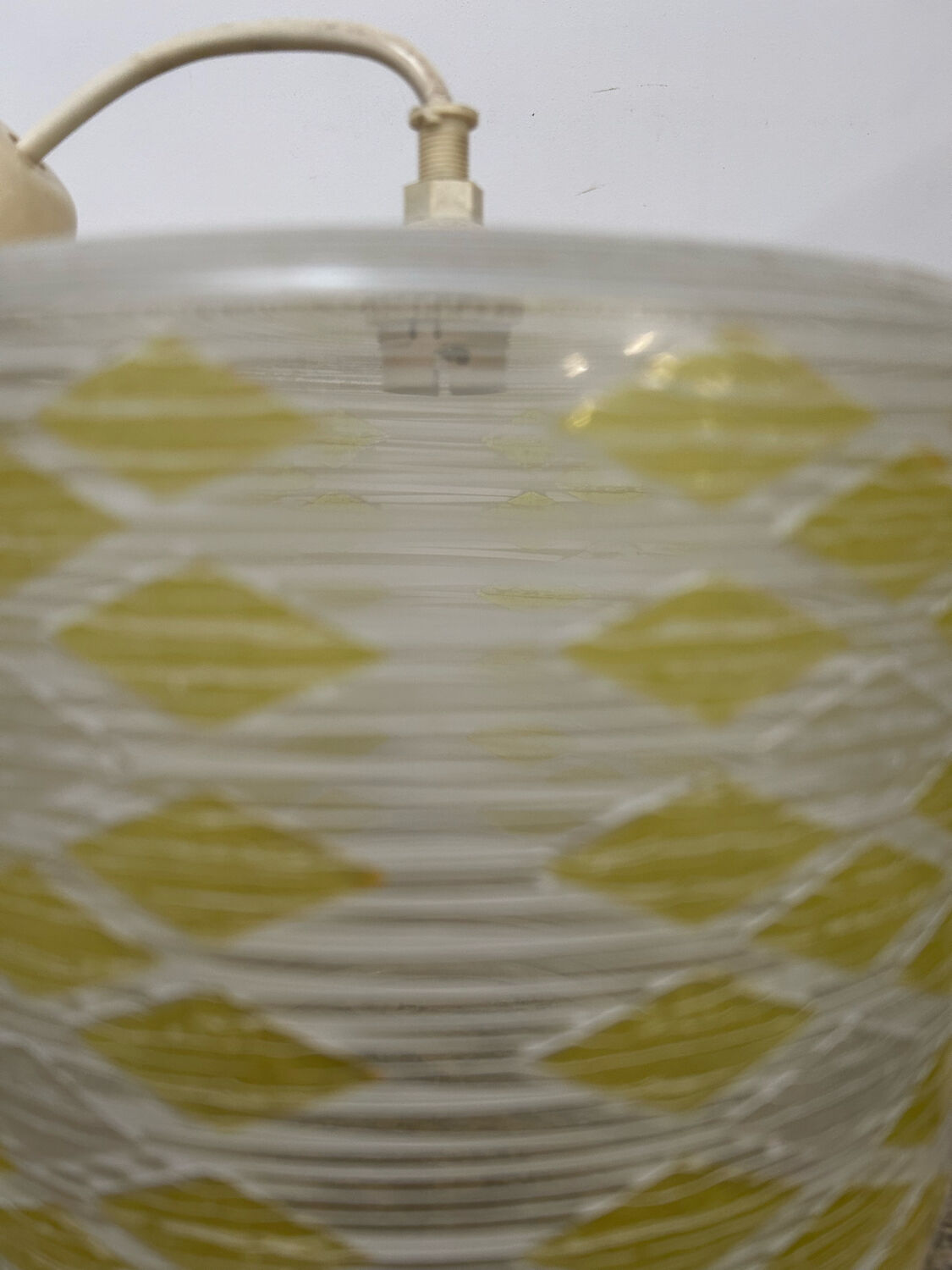 Vintage suspension 60s, 70's, white and yellow glass pop decoration