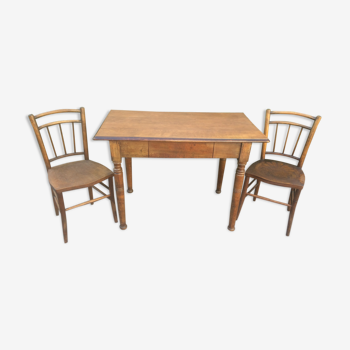 Table bistrot en bois, deux chaises