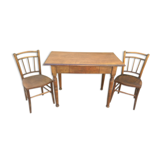 Table bistrot en bois, deux chaises