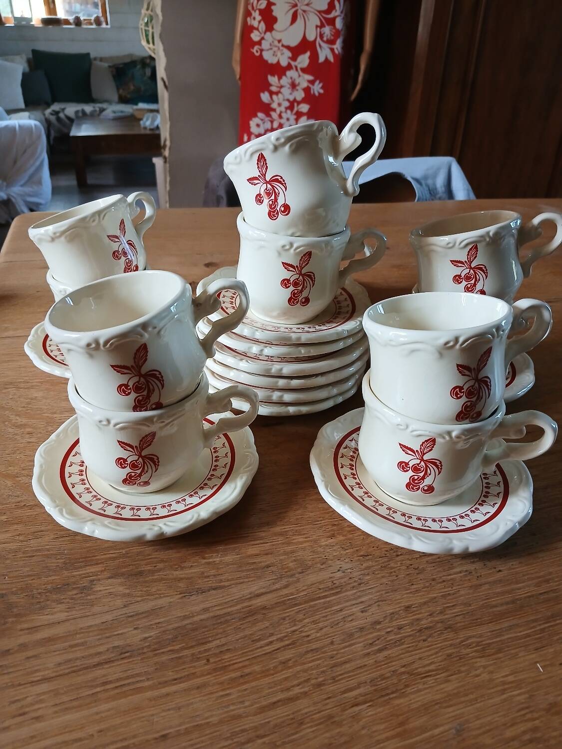 10 tasses et soucoupes "Le grenier de Louise "