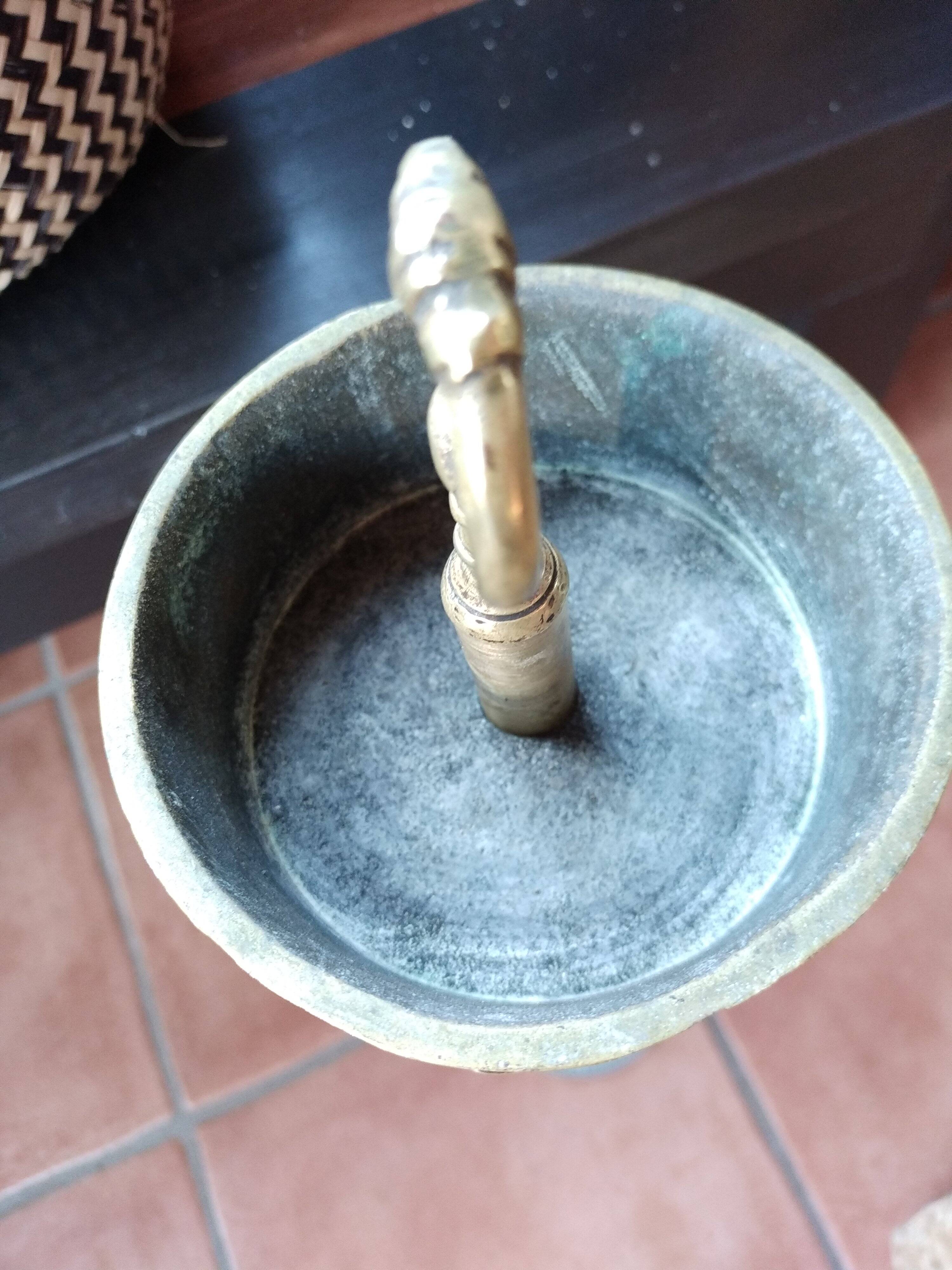 Ashtray on foot. Bronze and brass, with fleur-de-lis decoration.