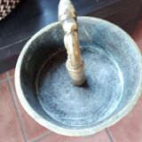 Cendrier sur pied . Bronze et laiton , à décor de fleur de lys .