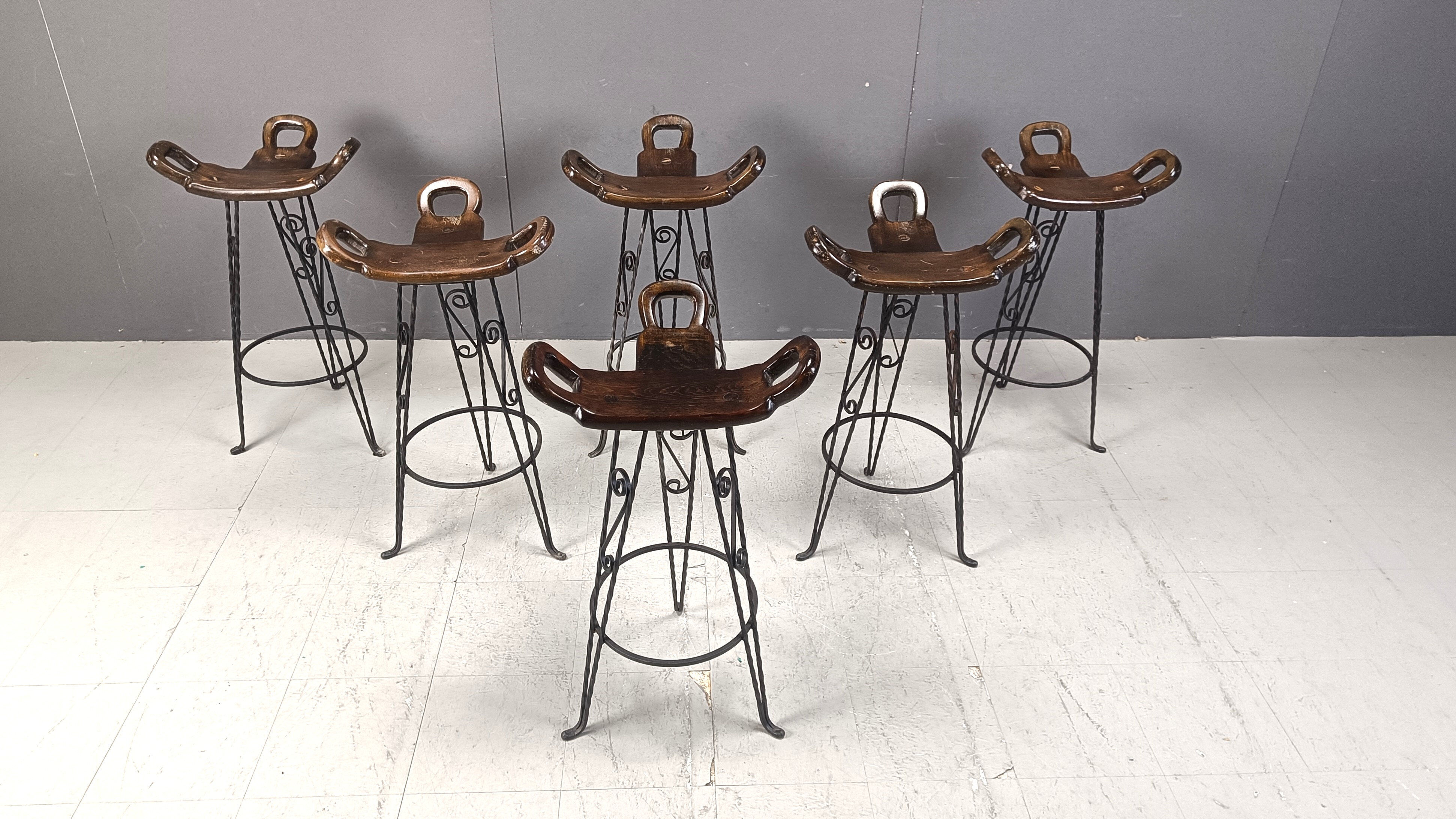 Ensemble de 6 tabourets de bar brutalistes, en fer forgé, années 1960.