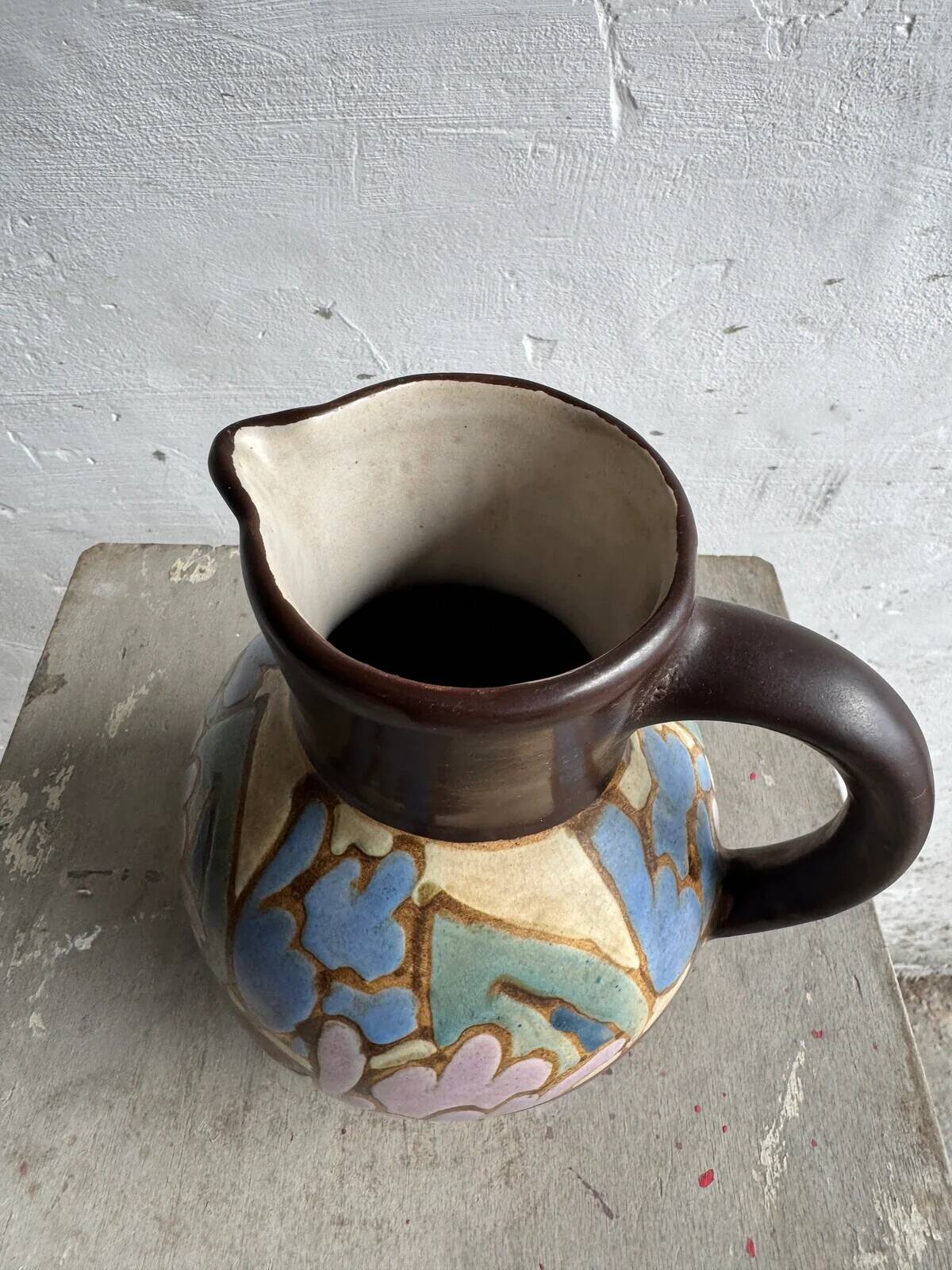Vase vintage en céramique peinte à la main C.M. Bergen — Pichet à glaçure florale brune et pastel, 21 cm