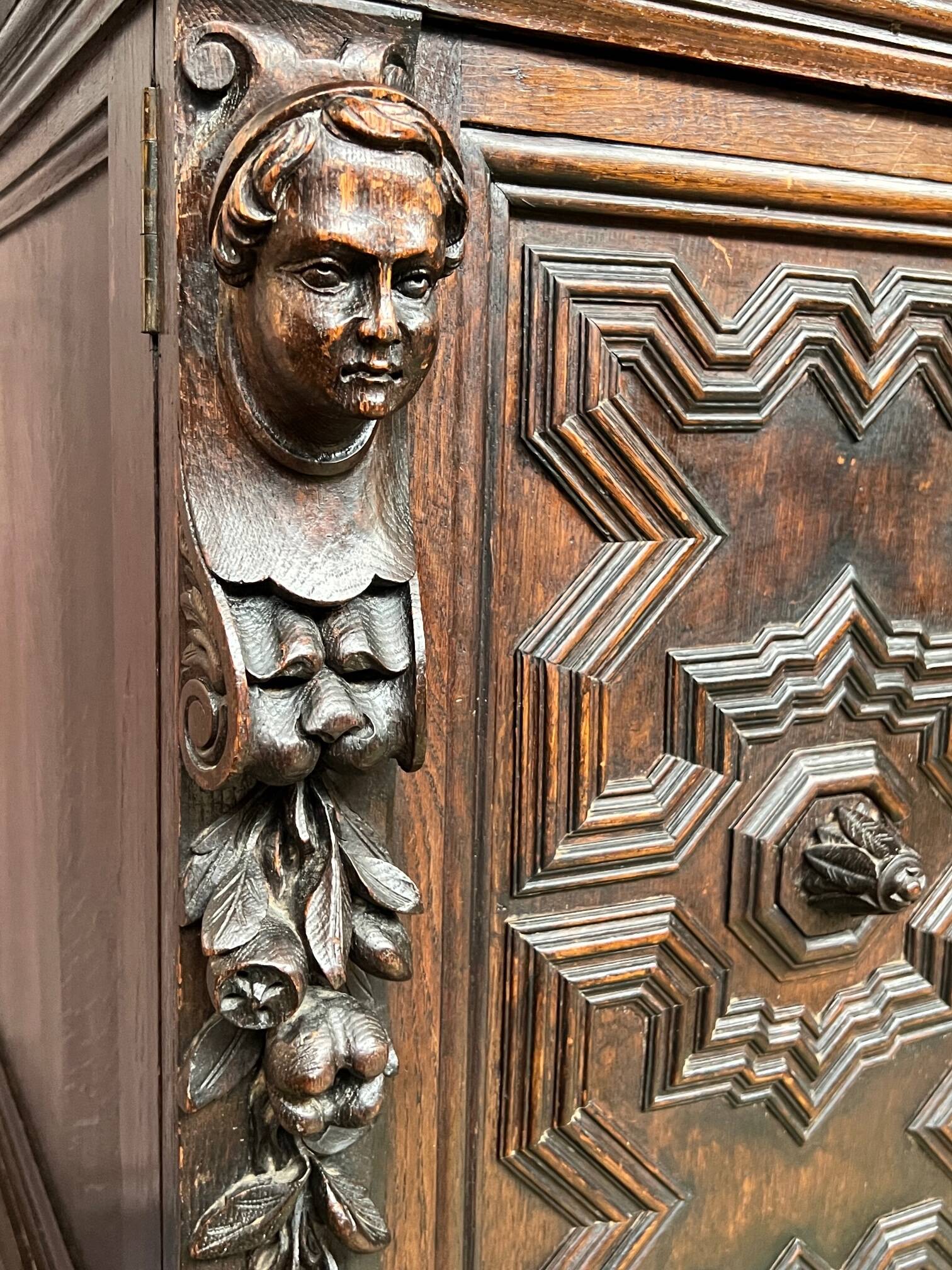 Commode de style Renaissance.